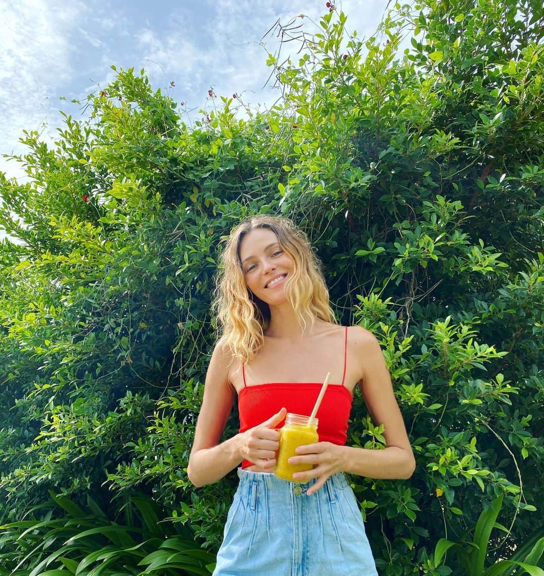 ヴァレンティナ・ゼリャヴァのインスタグラム：「Hey guys 😁 what’s your current favorite smoothie? Are you a green smoothie lover or fruits and berries kind of person?!  I can’t get enough of Mango Passion fruit smoothie 😊Luckily those fruits are in abundance here in Koh Samui 🤩  I think it’s important to use local ingredients grown in your region 🥬🥑🍏   When I was in NY my main smoothie ingredients were apple, pear, kale, spinach, parsley, fennel, broccoli. They were mostly green leafy veggie type of smoothie and juices, and I enjoyed so much having them everyday 🍏🍐🥬  What’s local in your hometown?!🌍✨🌏✨🌎  #plantbased #smoothie #local #mindfulness #health #beauty #wellnestbyval」