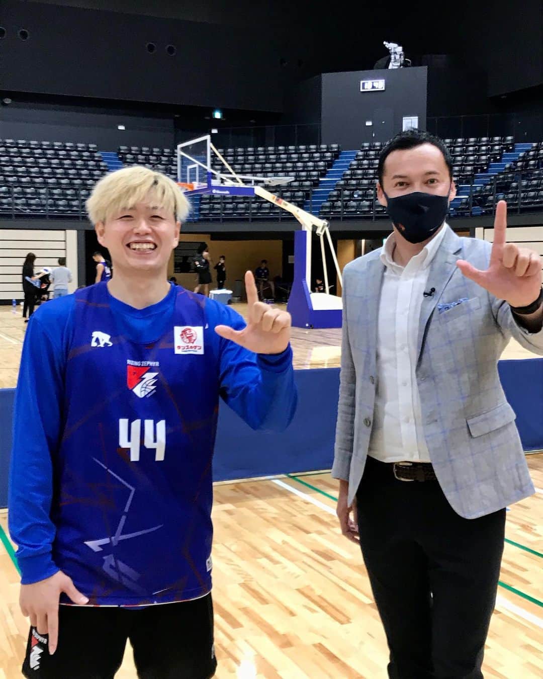 三好ジェームスのインスタグラム：「タダイマ！スポーツコーナー 『Ｊリポ』の取材で、 Ｂリーグのライジングゼファーフクオカの練習へ！  開幕連勝のライジングはチームの雰囲気がとても良かったですし、良い人ばかり^_^  金髪の丹野選手はなんと髪の色を7回も変えているとのこと笑笑　レインボーカラー！爆笑トークでした！  キャプテンの白戸選手は誠実さ全開！  この模様は10月9日（金）16時30分過ぎのスポーツコーナーで！  #ライジングゼファーフクオカ #ライジング#Ｂリーグ#プロバスケ#basketball#rising#丹野合気 選手#白戸大聖 選手#タダイマ# RKB#Ｊリポ」