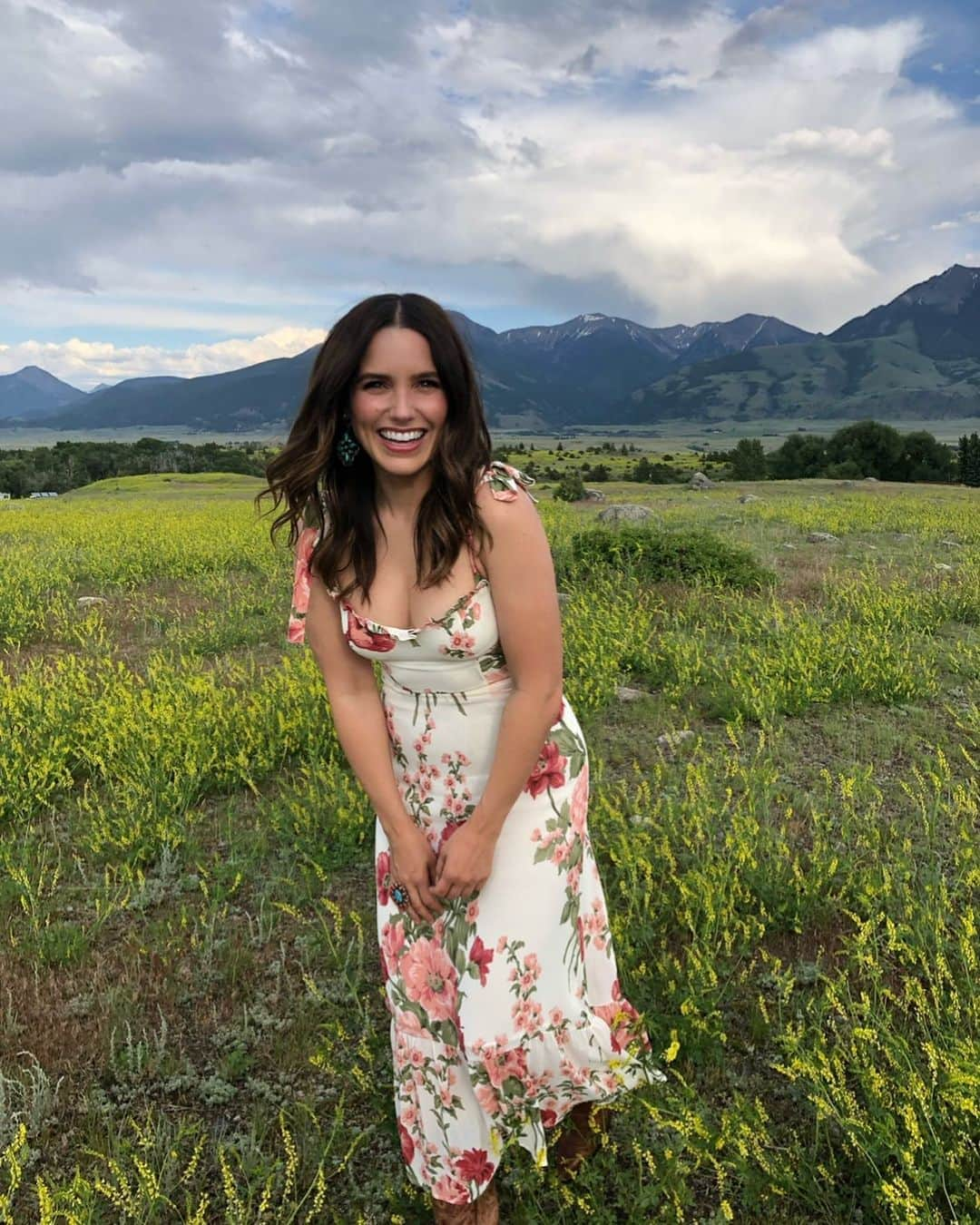 ソフィア・ブッシュさんのインスタグラム写真 - (ソフィア・ブッシュInstagram)「Today I found this picture from one of my favorite places on Earth: Paradise Valley, #Montana. It got me thinking about how much I love this country; each and every part of it. How I think it’s worth fighting for and loving fiercely. We often get asked what we are voting for, but what about WHO we vote for? #ImVotingFor immigrants, like my Dad and my Mom’s Momma who came through Ellis Island, from Italy. I’m voting for frontline workers, and essential workers, and for our military and our veterans. For clean air, clean water, the protection of our national parks, and job creation that will prioritize people and the planet.   For the food industry, restaurant workers, and small business owners. For better pay for our teachers, and better protections for our students. For racial justice, gender justice, environmental justice, and justice and equal protections for our LGBTQ+ community. For union workers — some who you might know like me and my coworkers ;) AND the entire crew behind each and every show and movie you’ve ever seen. For infrastructure workers, and for safer jobs for them that’ll raise their quality of life and safety. I’m voting for kids with preexisting conditions, and to end the practice of putting kids in cages. For an end to private prisons, and a better voting system that allows everyone’s voice to be heard. For my friends in Cali, North Carolina, New York, Alaska, Montana, Illinois, and everywhere in between. For science. For truth. For kindness. For decency. For a return to listening, and a new path toward unity. We deserve that. We all do. That’s why I’m voting #BidenHarris2020」10月7日 14時06分 - sophiabush