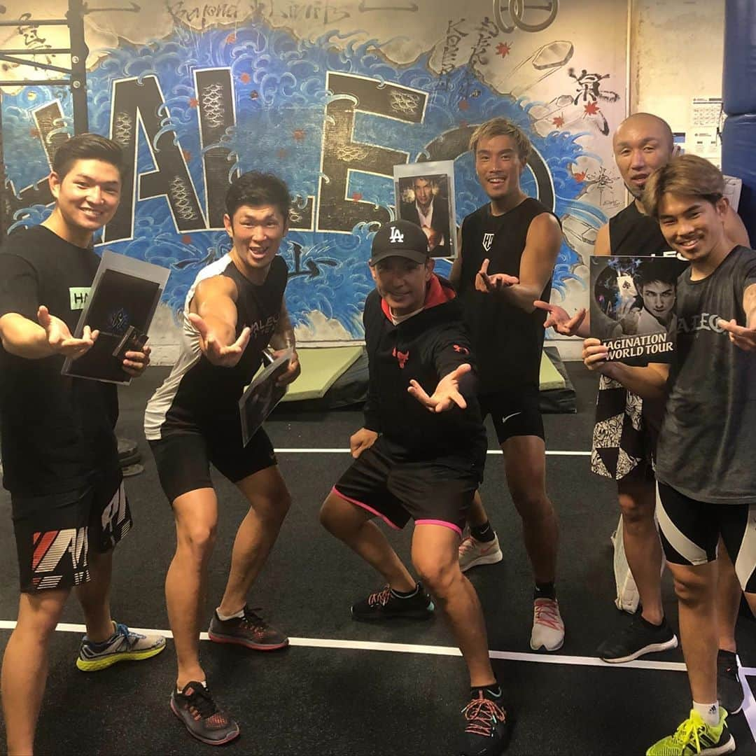 セロさんのインスタグラム写真 - (セロInstagram)「After a 4.5 kilometer run, I showed my homies a magic trick they too could learn to show their families. Hopefully they practice before showing off. Good luck! #teamhaleo @haleo_official @haleo_daikanyama @haleo_daikanyama_studio_ @eito.shiromae.mr8 @kazuto_ioka_official @yuutarouyamauchi @makihira1214 #poser #magic #surprise」10月7日 14時25分 - cyrilmagic