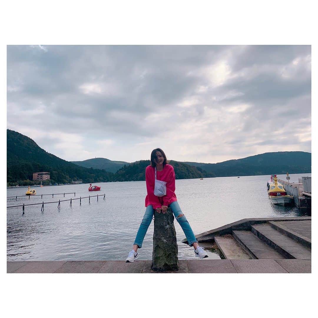 のインスタグラム：「秋って気持ち良い🍁 再販リクエスト多数いただいておりましたSIDE ZIP SWEAT PULLOVERのpinkの数量限定再販予約スタート致しました。 私はこのシリーズ3色買いしたのでめちゃくちゃきております。 寒くなるこれからの時期はピンク着て気分をあげましょ😚 #fashion #style #herfee #herfee_official #pink」