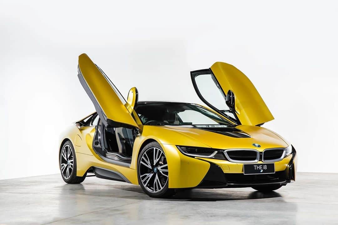 BMW Thailandさんのインスタグラム写真 - (BMW ThailandInstagram)「ความโฉบเฉี่ยวที่ไม่ธรรมดาสำหรับ BMW i8 Protonic Frozen Yellow Edition ด้วยรูปลักษณ์ที่สะท้อนพลังแห่งอนาคต ล้ำสมัยในทุกรายละเอียด  ลงทะเบียนเพื่อรับข้อเสนอพิเศษ : https://bit.ly/2YfXREm Exterior: Protonic Frozen Yellow Interior: Leather 'Spheric' with cloth highlight Amido/Yellow highlight. Engine: 1,499cc / 231hp, 320Nm / TwinPower Turbo 3-cylinder petrol engine Transmission: 6-speed Steptronic 0-100 km/h: 4.4 s Details:  - 20" M light alloy wheels Double-spoke - Driving Assistant Plus - Rear spoiler - Seat belt, BMW i Blue - Fine-wood trim Oak dark matt More information - BMW Contact Center : 1397 - Line : @BMWLeasing : https://lin.ee/e8LSXa4 และรุ่นอื่น ๆ ที่น่าสนใจ M4/M4 CS/M5/i3s/i8 Roadster #BMWTH #BMWi #THEi8」10月7日 14時20分 - bmwthailand