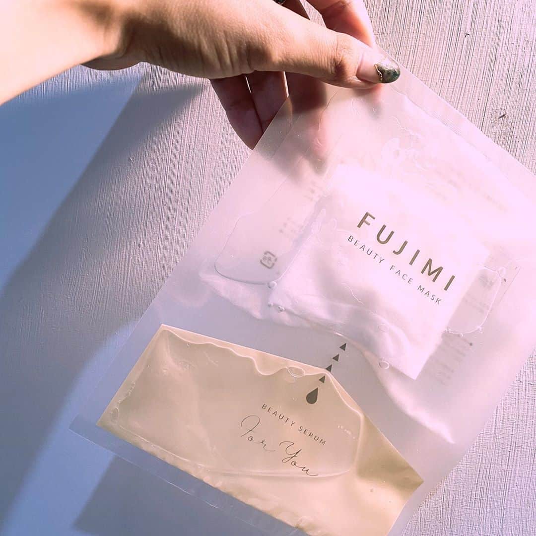 のインスタグラム：「FUJIMI パーソナライズマスク💆🏻‍♀️💓 . サプリでおなじみのFUJIMIさんで 自分の肌に合うフェイスマスクも 作っていただきました！😳 . 美容液が2層になってるの初めて！ 使う直前に混ぜるから新鮮な美容液使えて お肌ぷるぷるなります🙈❣️ . @fujimi_official . . #FUJIMI #パーソナライズマスク #パーソナライズサプリ #美容 #PR」