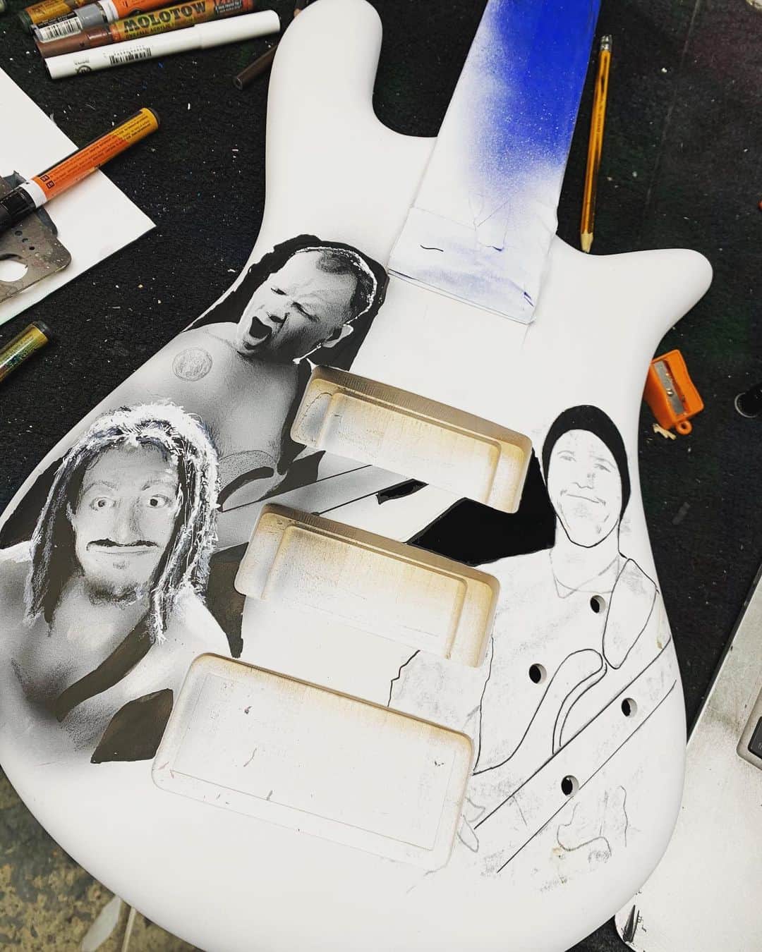 ヒンダーのインスタグラム：「Check out the progress on Mike’s new @officialspector bass - shoutout to @itsronzworld for the amazing custom paint job 🤘🏽」