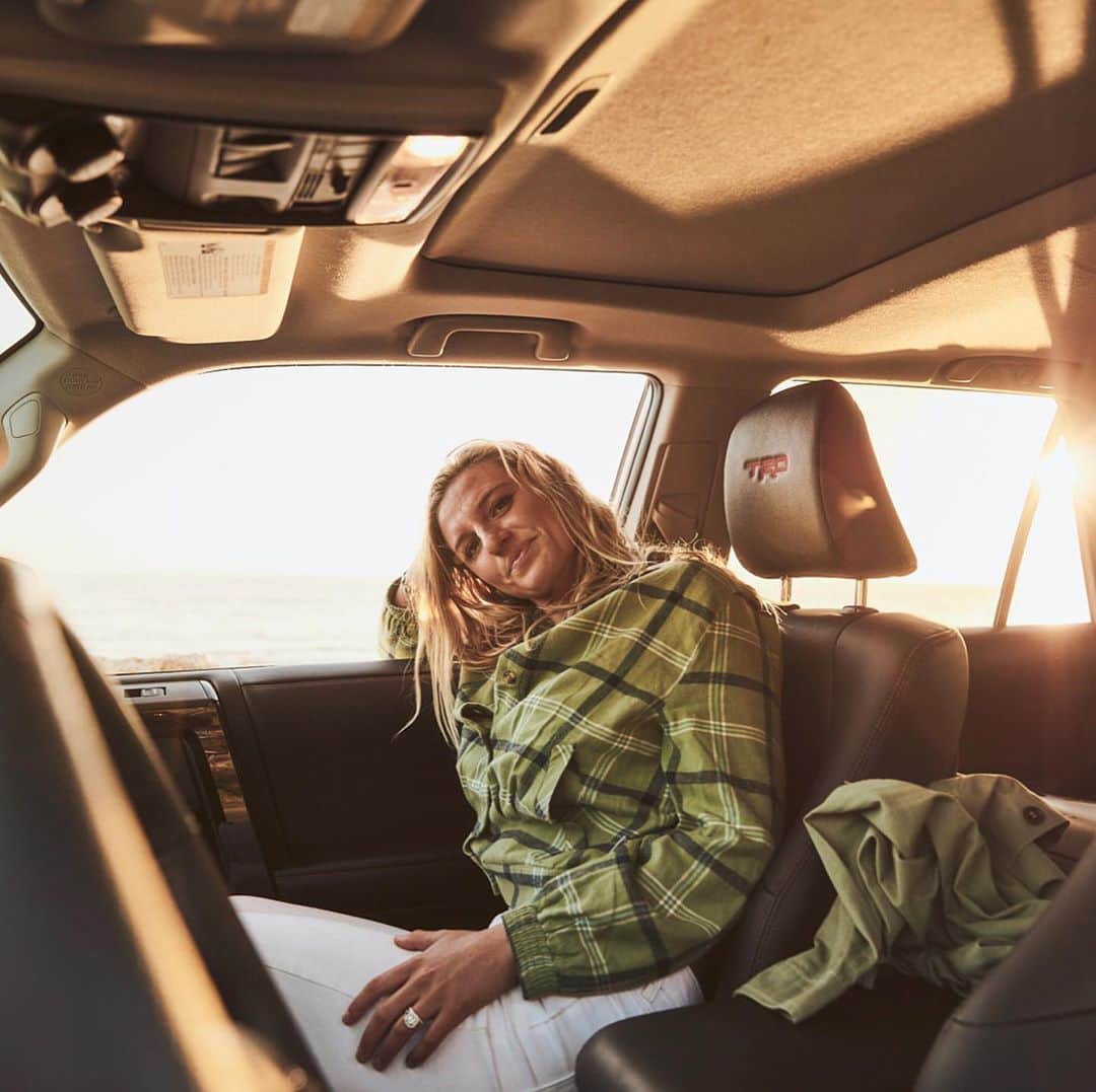 レイキー・ピーターソンのインスタグラム：「Surf checks 🤗💛🌞 @teamtoyota Photo// @williekessel」