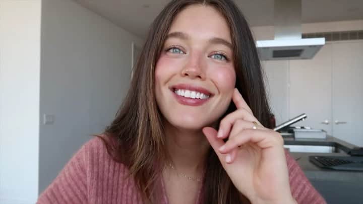 エミリー・DiDonatoのインスタグラム：「Let’s bake some banana bread and catch up! 🍌 New video is live on YouTube! Link in BIO. Talking all things Izzy, life updates, work, mental health and more while we bake. 🍰」