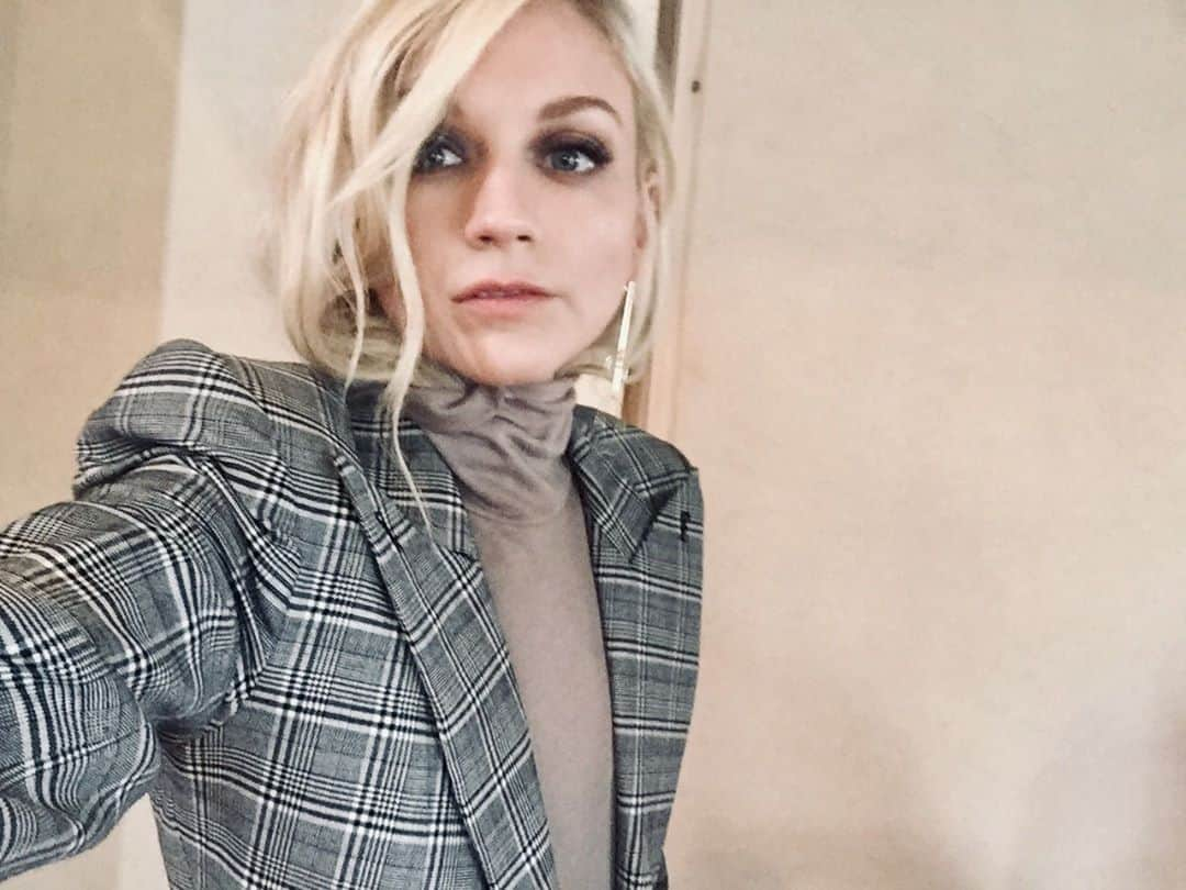 エミリー・キニーさんのインスタグラム写真 - (エミリー・キニーInstagram)「New ‘tude for Fall. 🎃👻」10月7日 5時52分 - emmykinney