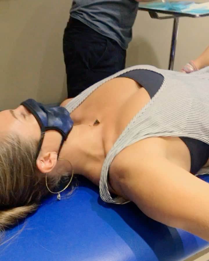のインスタグラム：「The birthday shenanigans continue!!!😱🥵🤪💉 thanks @jessicarydh @courtneybetts and YES this hurt like a motherfucker and I love it😆😅」