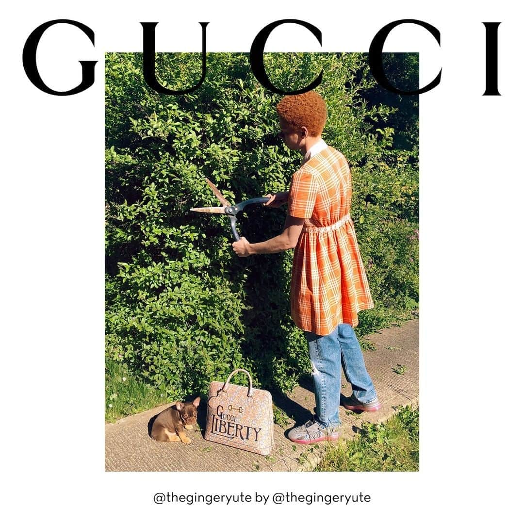 グッチさんのインスタグラム写真 - (グッチInstagram)「Gardening with @thegingeryute in an image from the #GucciTheRitual campaign. Seen next to a puppy is the #GucciHorsebit1955 duffle bag featuring a print from @libertylondon and the #GucciLiberty script. Discover the collection through link in bio. #AlessandroMichele #GucciFW20 @alessandro_michele」10月7日 6時00分 - gucci