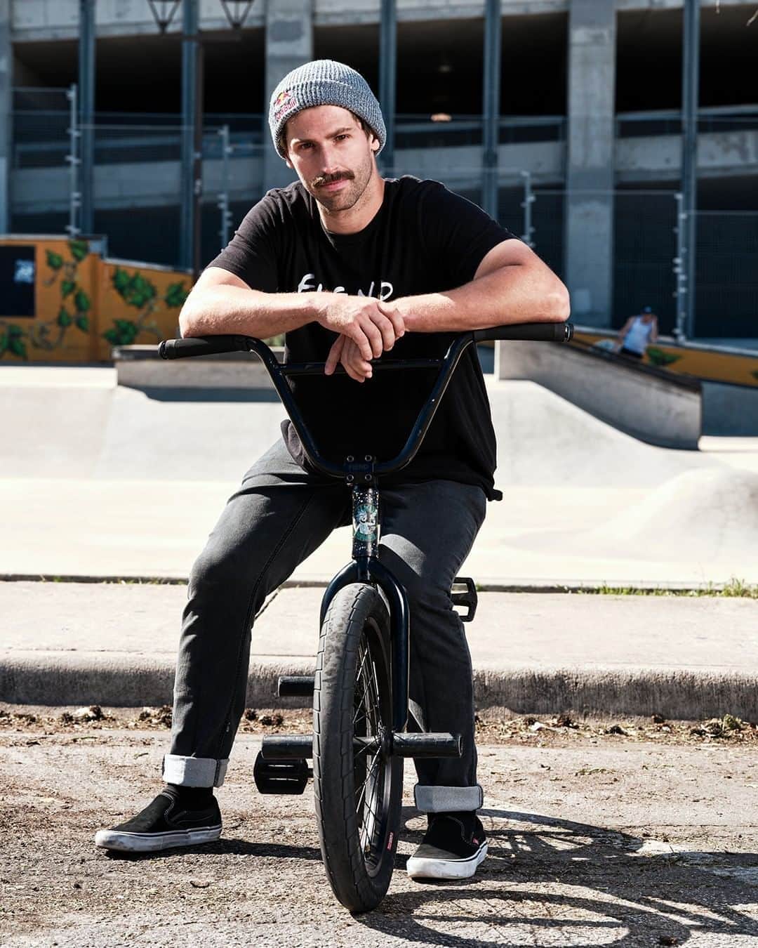 レッドブルのインスタグラム：「@reynoldsfiend is the king of the bar spin 👑  #bmx #manual #barspin #trick #hops #redbull #givesyouwings」