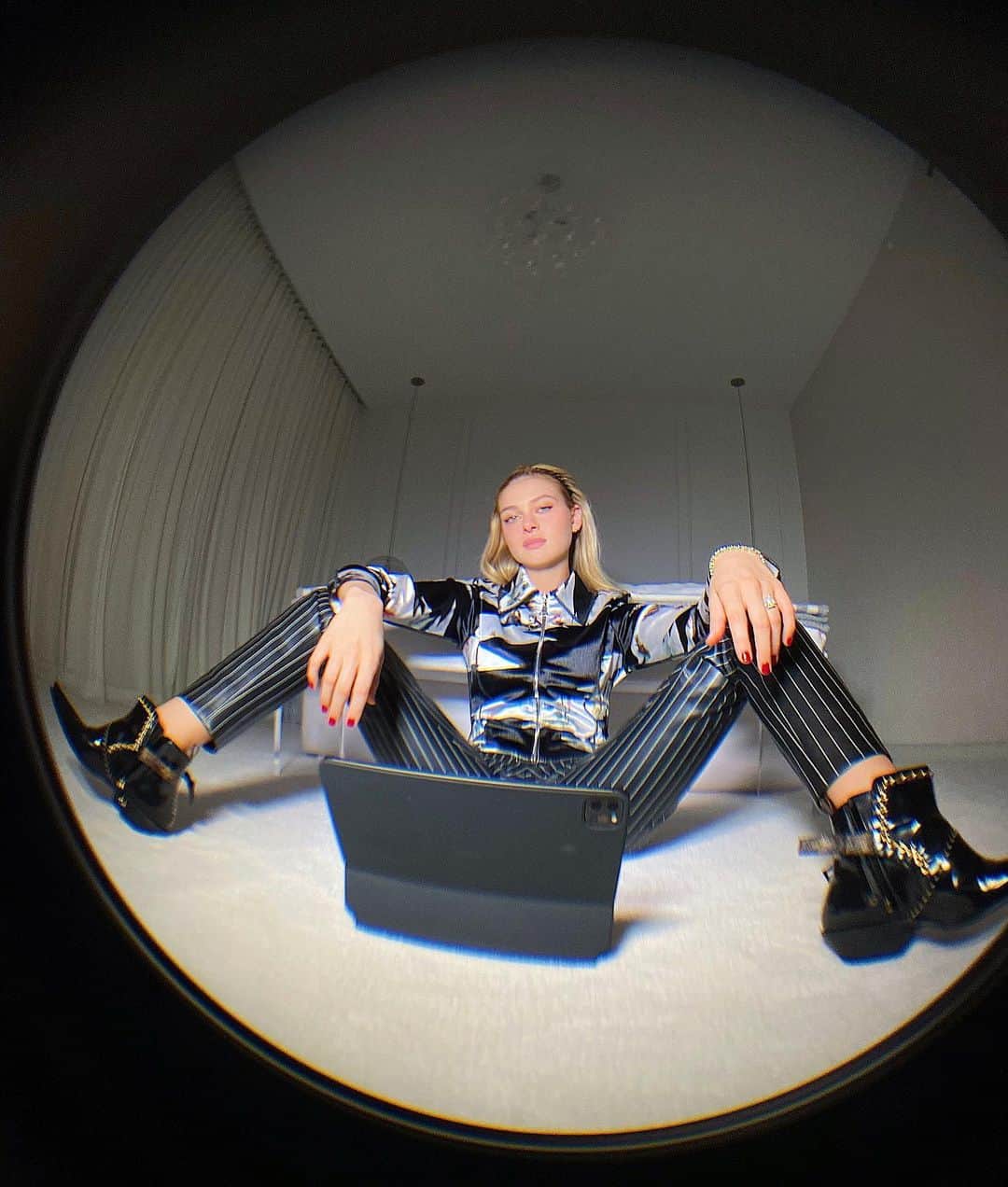ニコラ・ペルツのインスタグラム：「@voguemagazine」