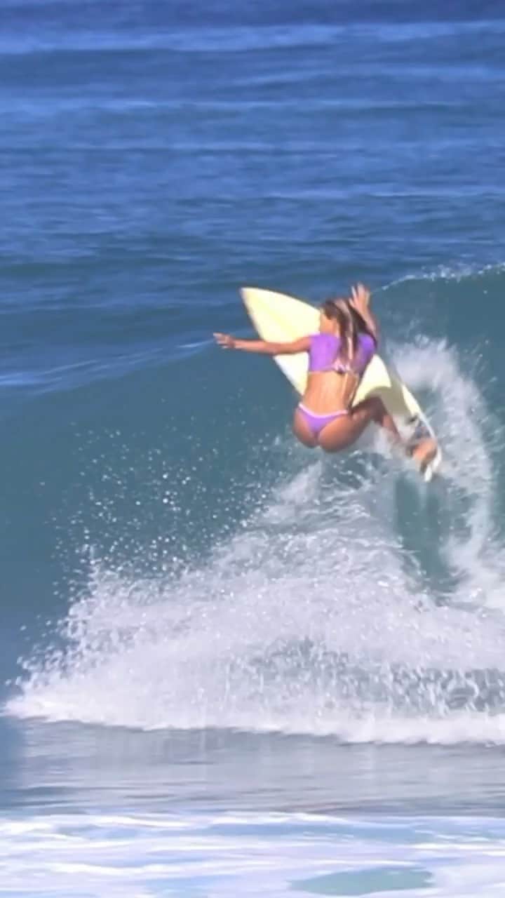アラナ・ブランチャードのインスタグラム：「Little snippet of some waves from this last swell here on the north shore🏄‍♀️ 🎥 @parkerndavis」