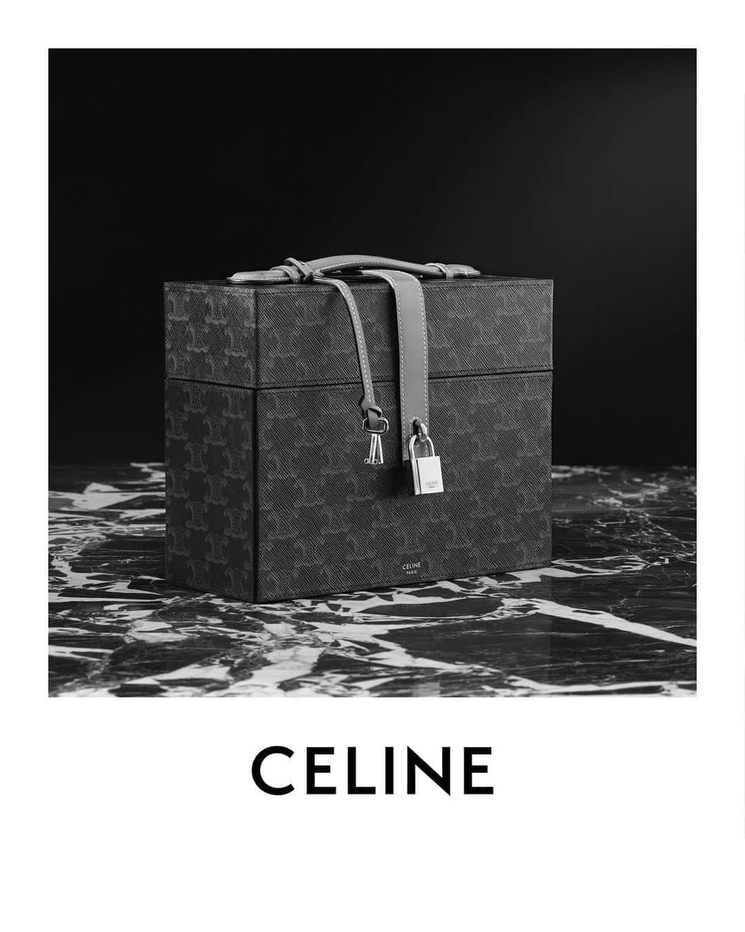 Celineさんのインスタグラム写真 - (CelineInstagram)「CELINE HAUTE PARFUMERIE CELINE 3 PERFUMES CASE IN TRIOMPHE CANVAS AND NATURAL CALFSKIN   AVAILABLE NOW IN SELECTED STORES AND AT CELINE.COM   #CELINEHAUTEPARFUMERIE #CELINEBYHEDISLIMANE」10月7日 6時05分 - celine