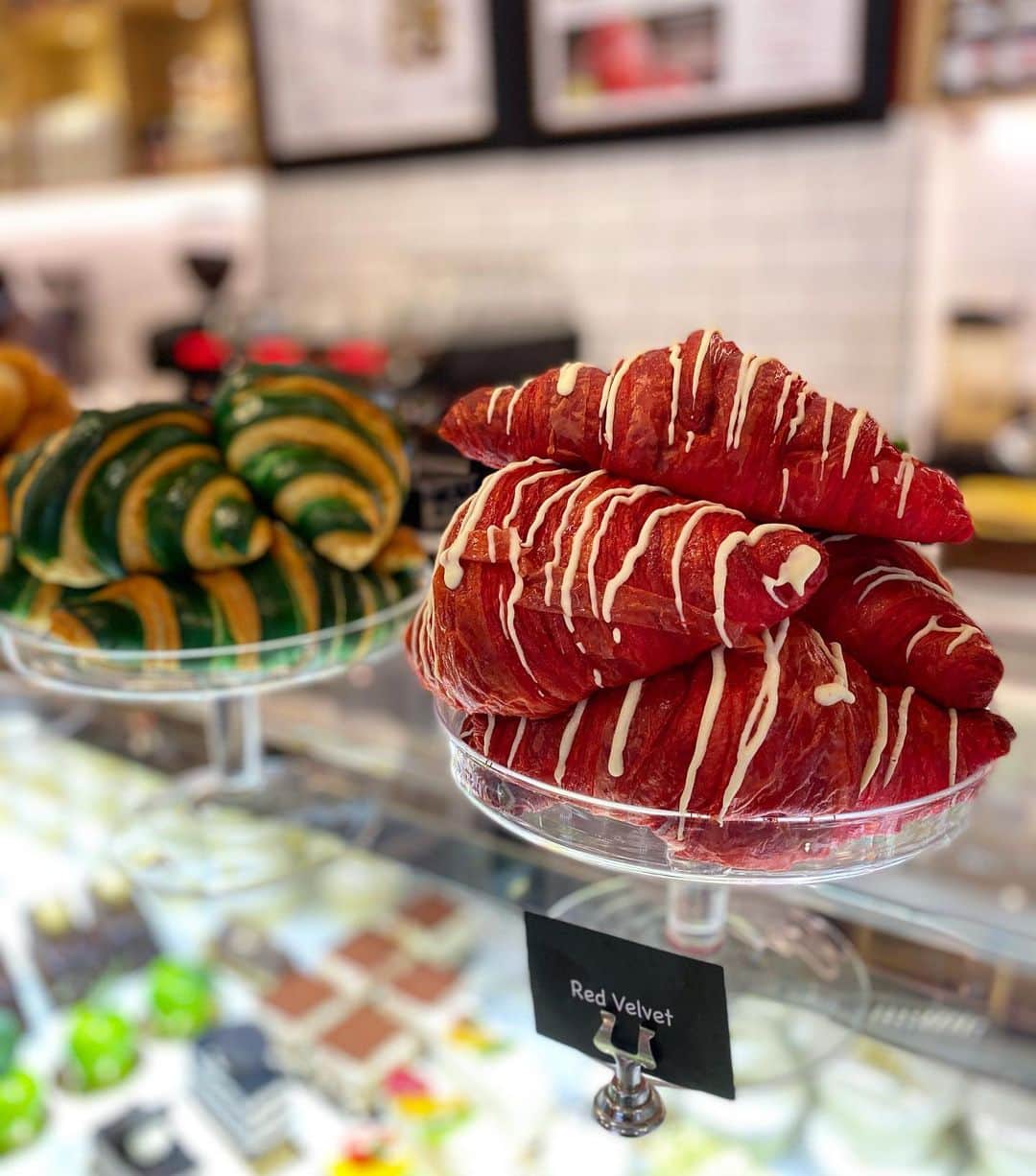 Eat With Steph & Coのインスタグラム：「A) Croissants or B) cakes - what are you going for?  Correct answer is C) Both, obviously. Thanks to @kula_uk for having us for brunch. The kinder bueno pancakes were 👌🏻   Location: James street, just off Oxford st Price: £5-£15pp Cuisine:  crepes/cakes/pancakes  Best for: Dessert or breakfast  Top dish: Naughty bueno pancakes Book ahead: Not needed Vegan/Veggie: veggie yes  #invite」