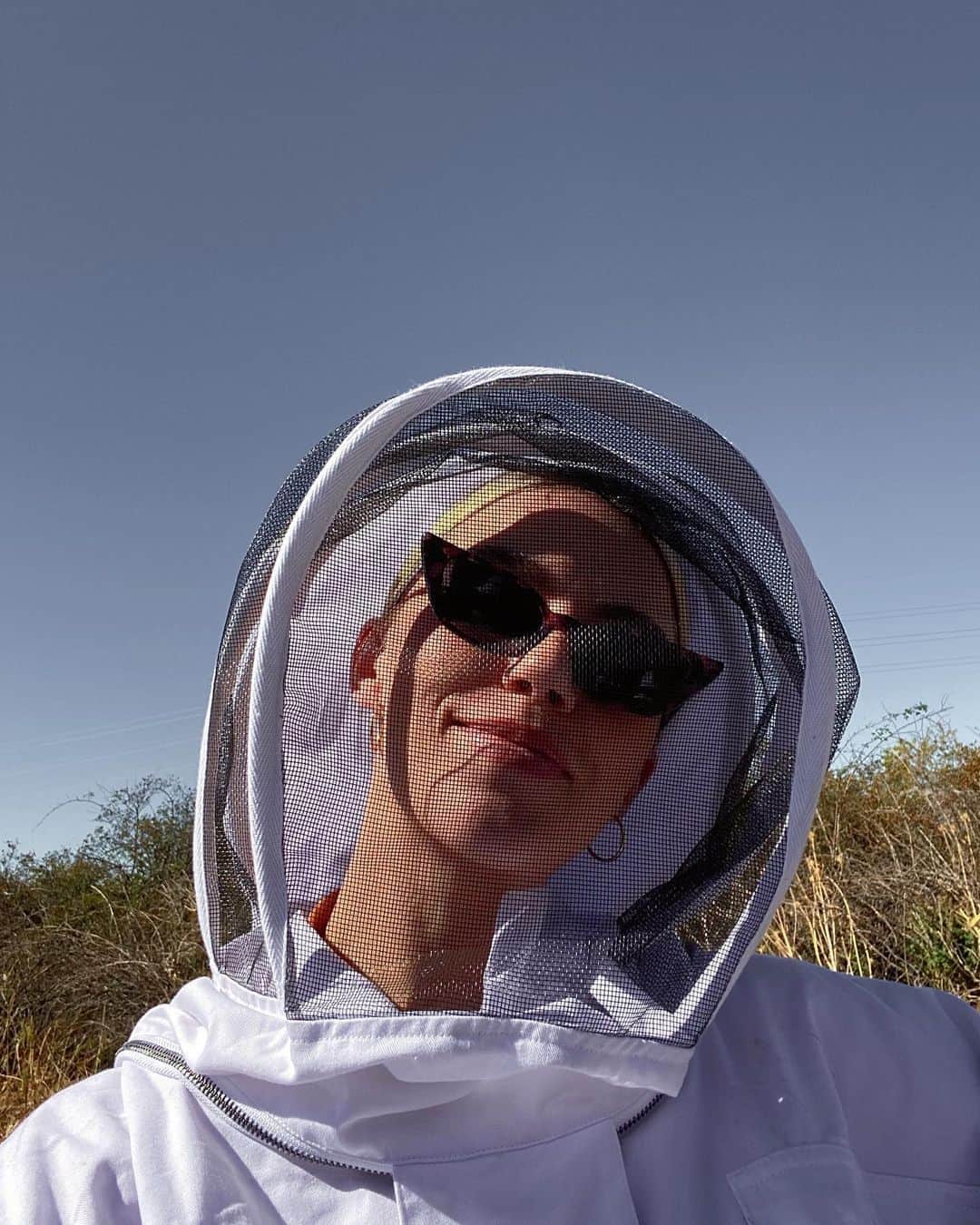 パイパー・アメリカ・スミスのインスタグラム：「I can’t wait to take care of my own beehive someday. Did you know that approximately 1 in every 3 bites of food is thanks to bees? But guess what... THE BEES ARE GOING EXTINCT. WE NEED TO SAVE THEM. Comment any resources you have below!!   #SAVETHEBEES」