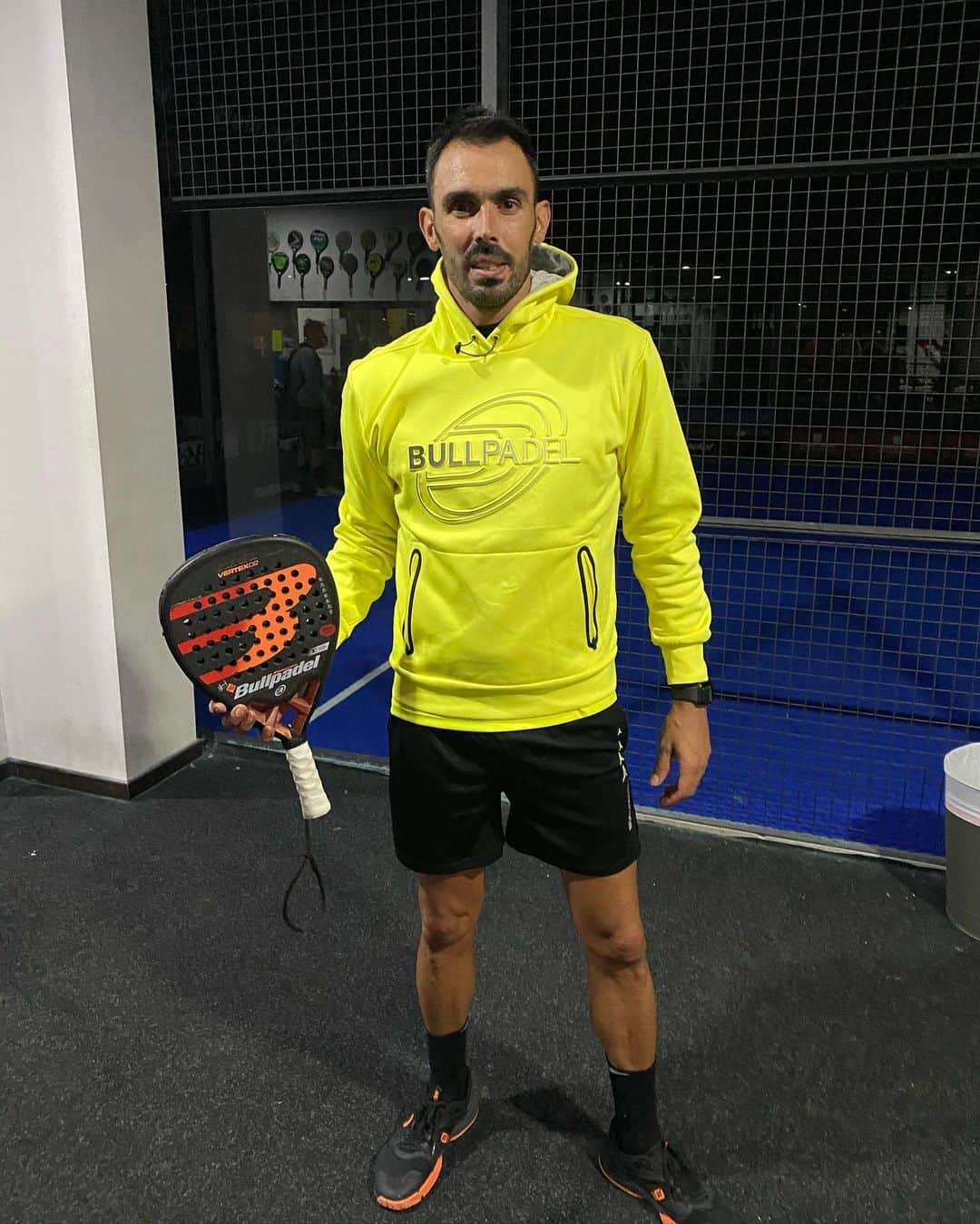 ジョルディ・コディーナのインスタグラム：「Se estrenó... @bullpadelsport @raulrh77」