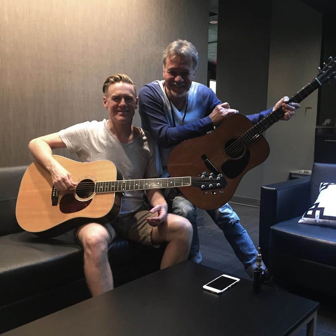 ブライアン・アダムスのインスタグラム：「So long Eddie, it was great to know ya. Once in awhile someone comes along and changes the musical universe, and of the millions of guitarists in the world, EVH was one of those few. Up there with the greatest guitarists of all time, like Hendrix. I wish you’d had more time, who knows what would have come next, but thanks for the good times, the great solos, the songs, and for being my friend. RIP #eddievanhalen」