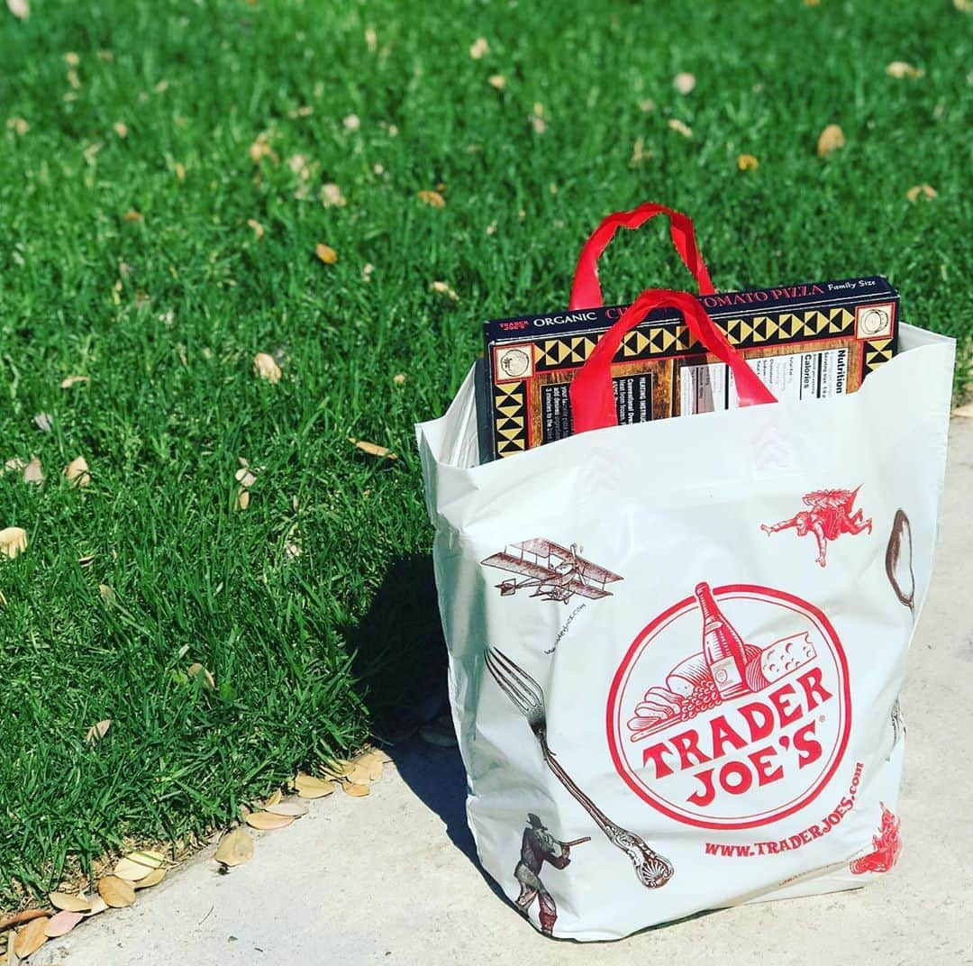 カリフォルニアスタイルさんのインスタグラム写真 - (カリフォルニアスタイルInstagram)「今、TRADER JOE’Sに行ったら、なんとペーパーバッグからプラスティックバッグになってたーーー！  Ecology的にはとても不思議なんだけど、“REUSABLE”って大きく書かれているので、紙袋を使い捨てにするよりはプラスティックでも、捨てないでちゃんと使いまわしましょう！　って事なのかなーー？　プライスは10セントと変わらず。  #californiastyle #california #californiadreaming #californialove #lifestyle #callife #grocery #groceryshopping #everydayshopping #food #カリフォルニアスタイル #カリフォルニア #カリフォルニア生活 #カリフォルニアライフ #カリフォルニア雑貨 #ライフスタイル #ライフスタイルショップ #ライフスタイル不動産 #グロッサリー #グロッサリーストア #スーパーマーケット #エコバッグ #ecology🐞」10月7日 6時30分 - cal__style