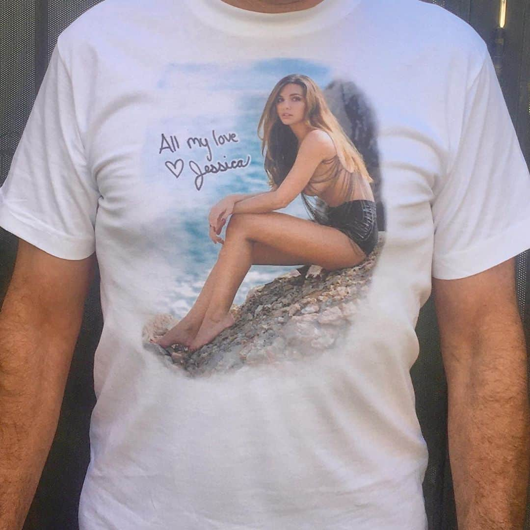 ジェシカ・アシュリーのインスタグラム：「Hey guys! The first of my limited edition autographed shirts are now available for sale online, check them out 😃😃😃 https://www.etsy.com/shop/JessicaAshleyShirts」