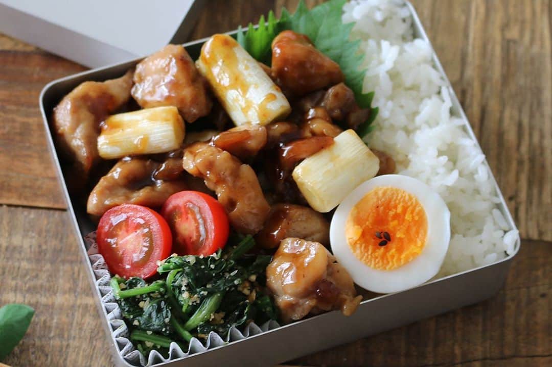 にぎりっ娘。さんのインスタグラム写真 - (にぎりっ娘。Instagram)「#レシピあり #焼き鳥丼　弁当　 #3品の簡単おかず弁当  #副菜は3分　 #晩ご飯　にも😏👍✨  ▼お弁当メニュー 　ごはん 　串なし焼き鳥 　ほうれん草のピーナッツ和え 　ゆで卵  【串なし焼き鳥】 ＜材料＞ 　鶏もも肉…1枚　（10〜12等分）にカット 　長ネギ…1/3本（3cm✕4〜5本） 　酒…大1/2 　塩コショウ…適量  （タレ） 　砂糖、酒、醤油、みりん…各大１  ＜作り方＞ １　鶏もも肉は10〜12当分にカットする。長ネギは3cm程度にカット。 ２　油を引きネギと鶏肉を入れ皮目を下にし、3〜4分焼いてや黄色がついたらひっくり返す。 ３　一旦長ネギを取り出し、鶏もも肉にタレを加えてに絡める。 ４　小麦粉(分量外）をふりかけトロミをつける。ネギをもどしタレに絡めたら出来上がり。  【ほうれん草のピーナッツごま和え】 ＜材料＞ 　ほうれん草…3株 　麺つゆ（3倍濃縮）…小1/2程度 　粉末ピーナッツ…小１ 　すりごま…小１  ＜作り方＞ １　ほうれん草を電子レンジ600wで1分加熱し、冷水で色止めして水分を拭き取ります。 ２　2〜3cm程度のサイズにカットし、麺つゆ、粉末ピーナッツとすりごまを入れて和えます。  お弁当作成動画は、 ①YouTube👉🔰にも分かりやすく丁寧 ②Y!creators👉2分程度のショートムービー  プロフィールのリンクからどうぞ(◍′◡‵◍)  #お弁当#お弁当おかず#簡単おかず　#鶏肉レシピ #にぎりっ娘レシピ  #ランチ #簡単レシピ #lunch#lunchbox#obento#bento#japan #japanesefood #love #nofilter #foodstagram #food #foodporn #instagood #youtube #youtuber #yummy  #life #swag#healthyfood * お弁当作成動画配信中 youtube内検索で 「お弁当中」か「にぎりっ娘」で検索してね😘」10月7日 6時37分 - nigiricco