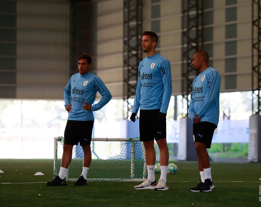 ロドリゴ・ベンタンクールのインスタグラム：「Muy feliz por volver a vestir esta camiseta 🇺🇾 Listos para lo que se viene 💪🏼⚽️ @aufoficial」