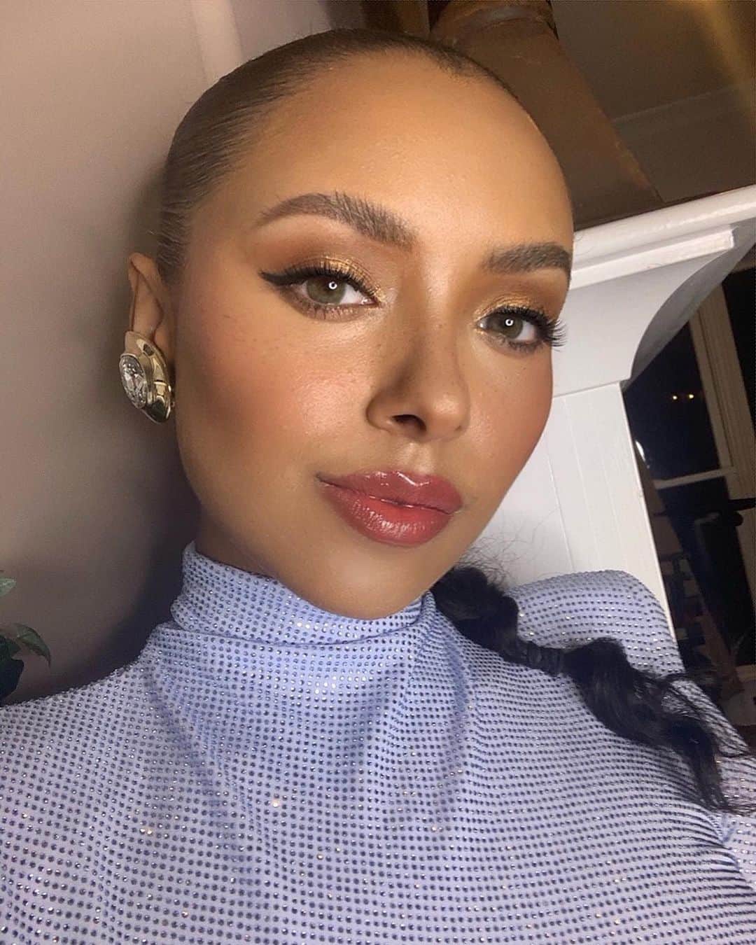 カテリーナ・グレアムのインスタグラム：「Paris fashion week (from home lol) is a little different this year, but I still got glammed up for you guys using @lorealparis! Swipe right to see some of my favorite, funny, and beautiful memories from last year. Here’s the L’oreal makeup I used to get this look...  Air Mascara  Fresh Wear Foundation  Brow Stylist- Definer Brilliant Eyes- Precious Lava Le Liner- Noir Signature Rouge Signature- I Amaze and I Lead  #PFW #loreal #lorealparispartner」