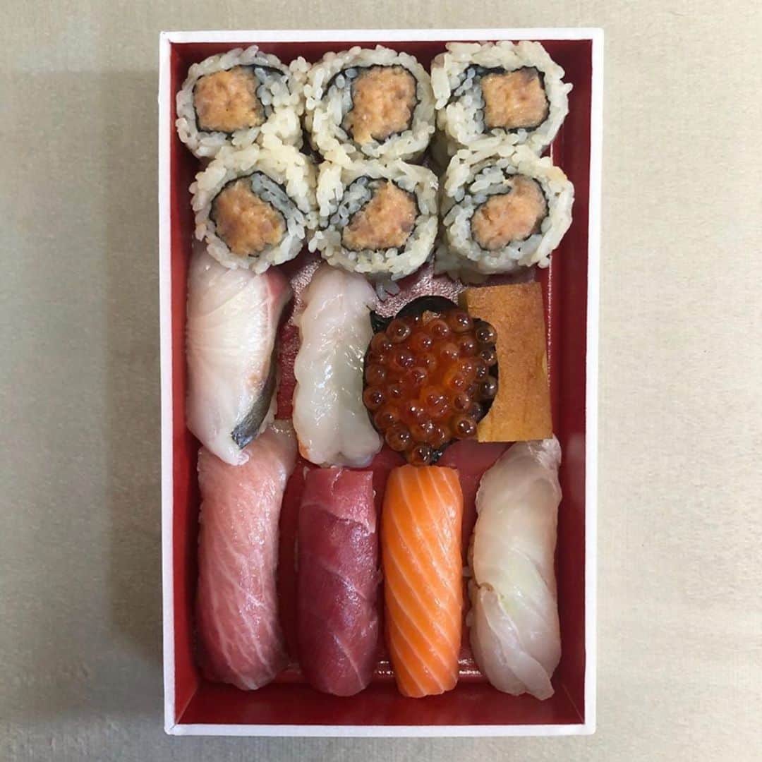 Sushi Azabuさんのインスタグラム写真 - (Sushi AzabuInstagram)「Our nigiri set takeout via @omakasedad 🤤 #SushiAzabu」10月7日 6時55分 - azabunewyork