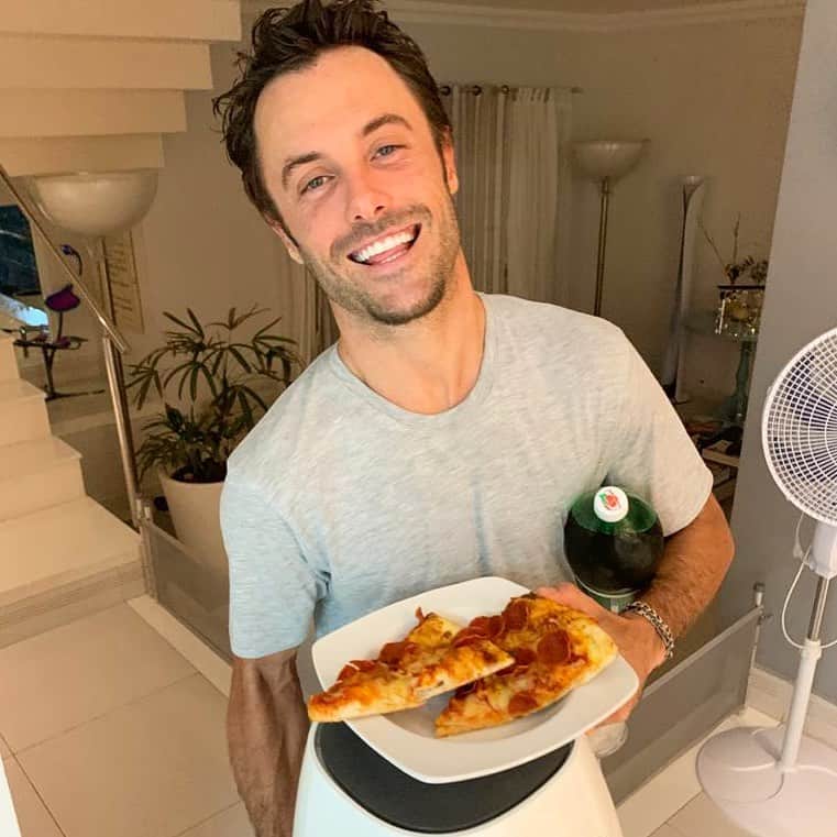 ステファニー・ブリットのインスタグラム：「Hoje é dia dele, meu irmão de sangue e de alma, padrinho do meu filho, o cara que acorda gato, tá sempre com uma comida na mão, ou esquentando uma comida, ou comendo... 🤣 Ele q me faz ter certeza q meu filho precisa ter um irmão/irmã pq é a melhor coisa desse mundo! Ele q eu admiro a leveza com que leva a vida (as vezes até demais), admiro a força de vontade de correr, nadar, pedalar, mergulhar, surfar, treinar e me dá preguiça só de ver ele fazer metade disso... Ele que me manda beber água o tempo inteiro, fiscaliza minha alimentação e com certeza vai devolver meu filho com joelho ralado... 🙈 Sempre me senti mto sua mãe (tá bom eu sei q eu sou chata mtas vezes), é pq é muuuito amor! E agora estar vivendo esse momento mágico de gerar uma vida e vc estar do meu lado acompanhando tudo e acompanhar o crescimento dele me emociona! Ele vai ser louco por esse dindo aventureiro... e eu sou grata a Deus por ter vc na minha vida e agora na vida da pessoinha mais importante da minha vida! 💙Te amo de outra vidas! Seja feliz!🎈 . . Eu poderia ter escolhido milhões de fotos, mas quase nenhuma representa tanto com vc como essa, com dois pedaços de pizza (com ctza do dia anterior) e uma panela na mão...  Pelo menos hj vc esta mais maduro e em vez de me perguntar (enquanto eu ainda estou comendo) se eu vou comer tudo, vc espera eu terminar e pergunta se eu não vou querer mais... 🤣👏🏼」