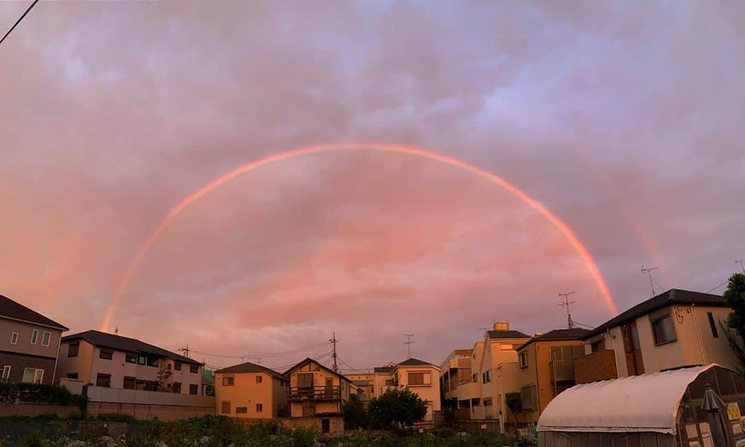 桒原えりかさんのインスタグラム写真 - (桒原えりかInstagram)「こんなの日本で初めて見た😳🌈 しかもダブル🥺🌈 こないだの朝焼けのAM5:00 感動的。地球🌏 . . . #earth #planet #view #photography #rainbow #nature #🌈 #虹 #自然現象 #空 #空が好きな人と繋がりたい  #写真 #sky #レインボーチルドレン」10月7日 7時01分 - erica._.k89