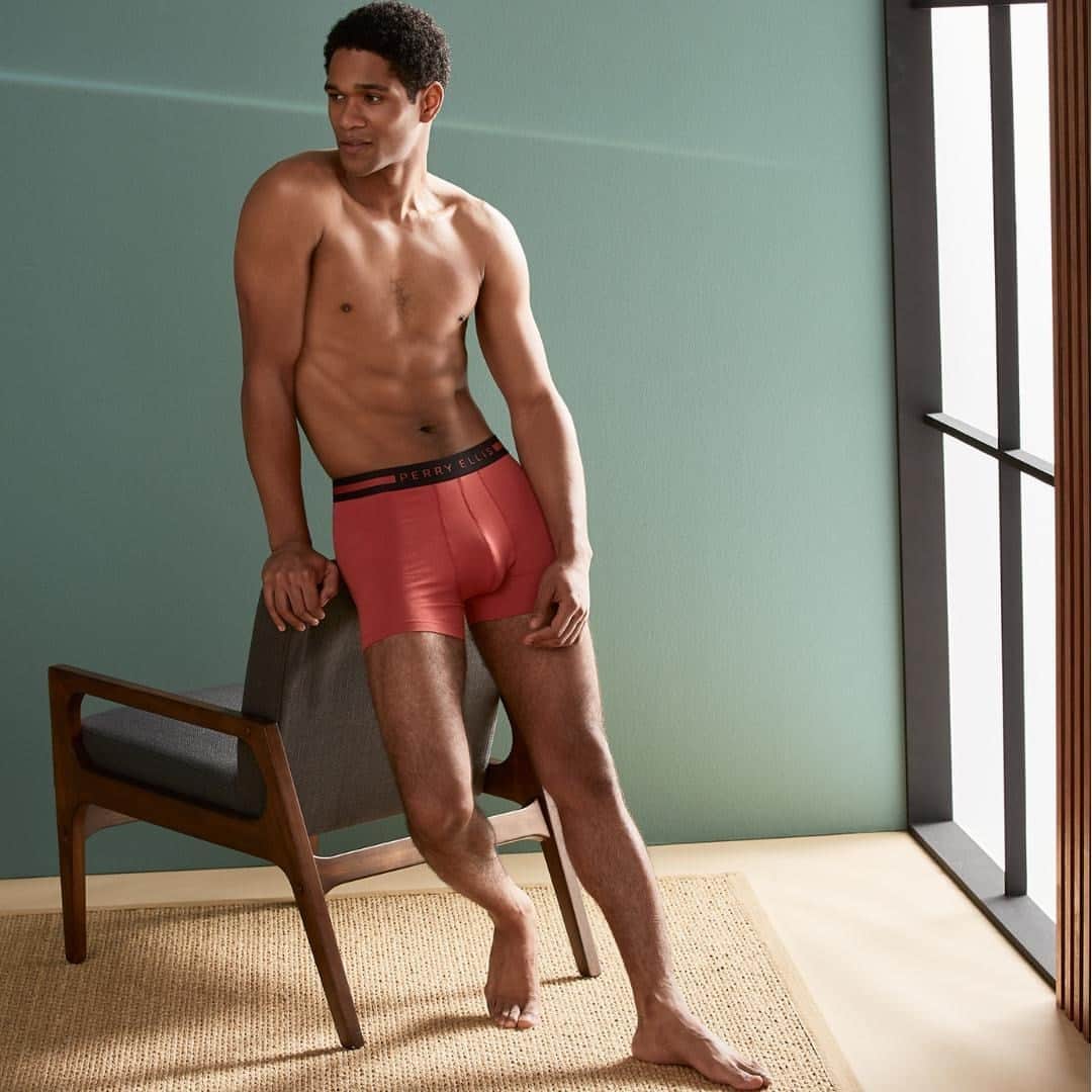 ペリーエリスのインスタグラム：「Everyday essentials made with four-way stretch for superior comfort all day, and all night.  #lifereadysince1976」