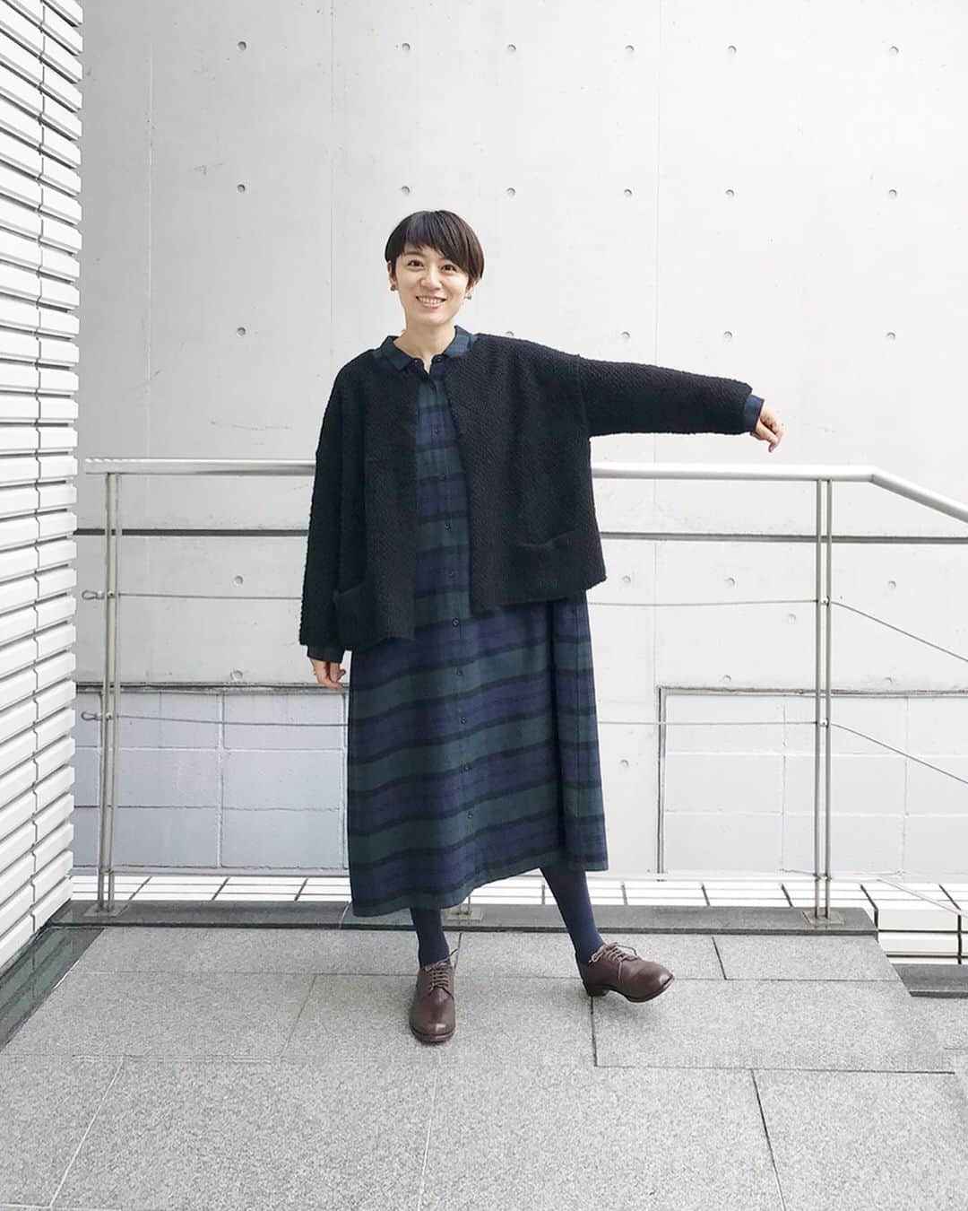 のインスタグラム：「ナチュランのスタッフが、ichiのかのこ編みニットを着用してご紹介します。﻿ 毎年好評な人気アイテムです。﻿完売していたロングカーディガンは、本日再入荷しました！ ﻿ ﻿ 《スタッフ身長：166㎝》﻿ ﻿ ﻿ -----------﻿ ■かのこ編み起毛カーディガン[ICH-2A47-1168-F]﻿ 毎年人気ですぐに完売してしまう当店人気ブランド「ichi」のかのこ編みシリーズ。﻿ 今年は起毛したウール混紡素材で軽くてフワッとした風合いで身体を柔らかく包んでくれるような感覚のカーディガンです。﻿ 後ろは少しドレープがかったシルエットで、お尻がほどよく隠れる着丈。身幅をたっぷりと取ったゆったりめのシルエットなのでどんなアイテムともバランスよく着こなせます。﻿ 付属の大き目なキルトピンで開け閉めしてアレンジも。﻿ 冬にはアウターの下の重ね着としても楽しめます。﻿ スタッフは定番のブラックウォッチのワンピースにブラックのカーディガンをコーディネートしました。﻿ 売り切れも出ているので是非お早めに‼﻿ ﻿ ﻿ ﻿ - - - - - - -﻿ 他にもいろいろ、ナチュランのスタッフが試着してご紹介しています。﻿ ハッシュタグ　#ナチュランのスタッフ着用　からご覧いただけます。﻿ ぜひチェックしてみてくださいね。﻿ - - - - - - -﻿ ﻿ ﻿ ------------------------------﻿ ▶️お買いものは写真内のタグをタップしてくださいね。またはプロフィールからもナチュランへリンクしています。→@natulan_official﻿ ﻿ ▶️写真内のタグは、販売中でも消えている場合がございます。ぜひ、ナチュランの検索窓から、注文番号又は商品名を、検索してみてくださいね。﻿ ﻿ ▶️プロフィール画面では、季節のおすすめ商品や、再入荷情報をご紹介しています。ぜひ、ご覧くださいませ。→@natulan_official﻿ ﻿ -----------﻿ #lifewear #fashion #今日のコーデ #コーディネート #ファッション #ナチュラル #ナチュラン #natulan #日々の暮らし #暮らしを楽しむ #シンプルライフ #シンプルコーデ #大人女子 #大人コーデ #ナチュラルコーデ #大人カジュアル　#natulan_official #ナチュランのスタッフ着用 #イチ #かのこ #カノコ編み #ニット #カーディガン #ワンマイル #秋コーデ #新作 #リラックスコーデ #リラックス #ichi　@ichi_antiquites」