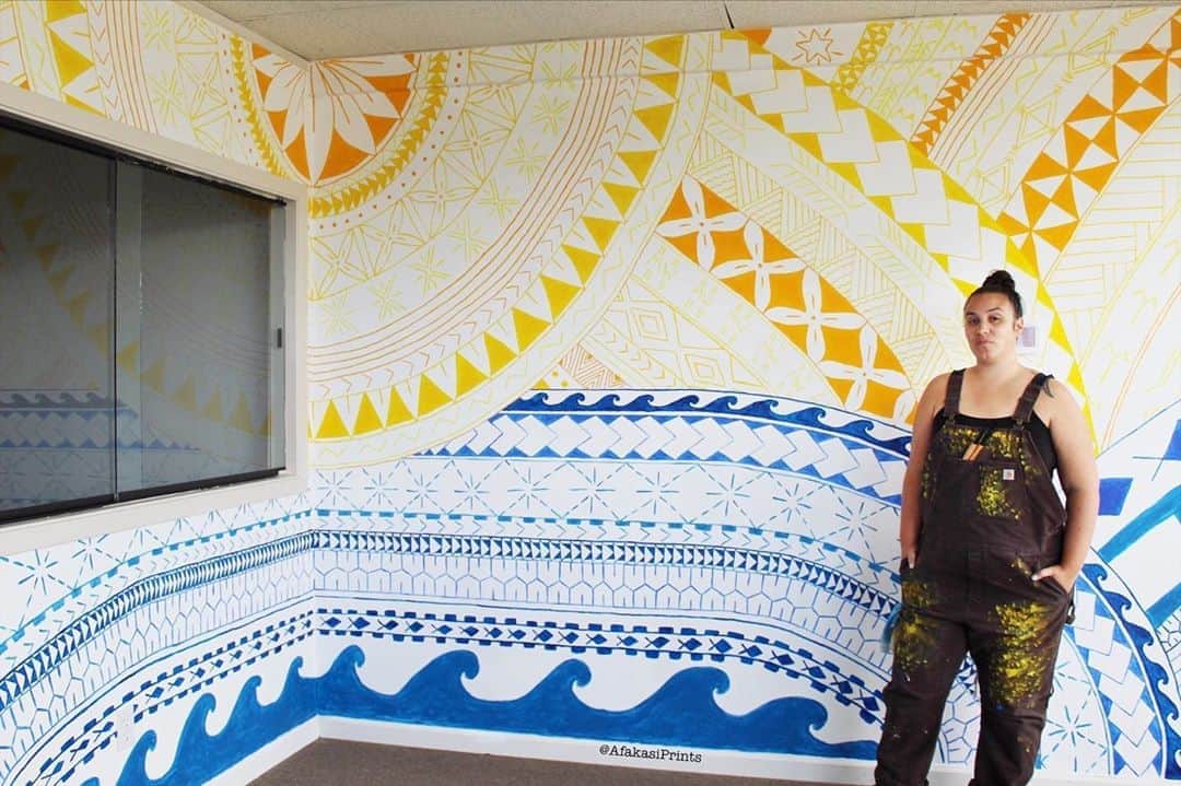 Grace Bonneyのインスタグラム：「✨ Hey there, Amanda with @afakasiprints again! I hope you were all able to join me in stories today, and that you enjoyed learning a little more about Tā Tatau. I hope you were able to gain a deeper understanding of this indigenous practice and it’s significance for the Sāmoan and Pacific Islander cultures. • • As discussed today, while traditional Tā Tatau has survived and remained mostly unchanged by colonialism and industrialization, much of the artwork itself has moved into the modern world, jumping off the skin and bleeding into contemporary art as a way to represent the cultures of the South Pacific. One example is a mural that I painted, pictured here, for @piwellnessinitiative in their office entryway in Hayward, California. @piwellnessinitiative is a wonderful organization that provides mental health services and counseling for Pacific Islanders in Alameda County. My intention with this piece was to include motifs from many Pacific Islands, as a mixed Pasifika installation, so that all who enter the space will feel welcome and represented. Speaking of representation, tomorrow I’ll be chatting live with Grace at 1pm PST (4pm EST) about how lack of representation, misinformation and appropriation in the US has impacted Pacific Islander communities. See you then! 🌺」