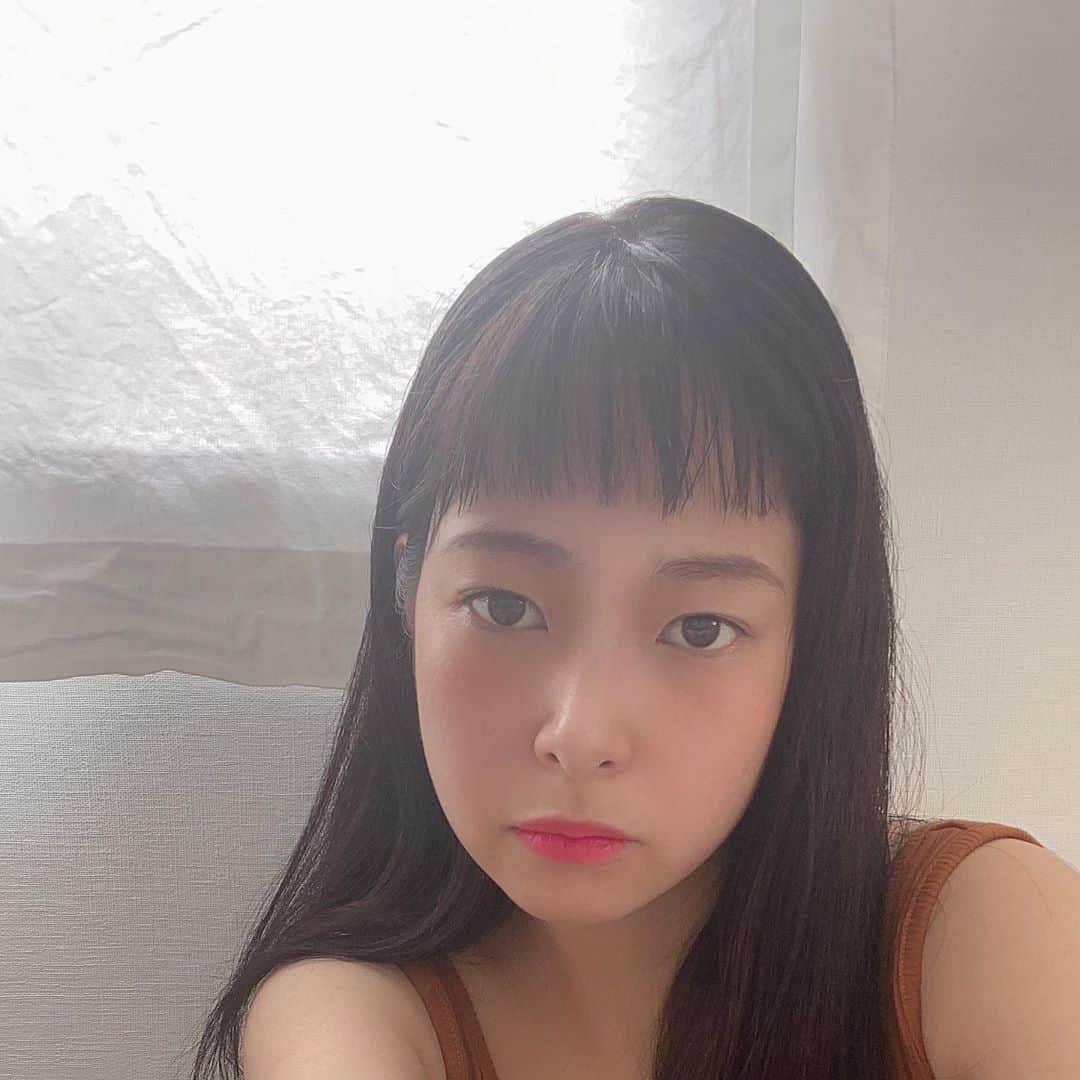 知念美加子のインスタグラム：「くろがみだよん🖤 ・ ・ 正確に言うと、限りなく黒にちかいダークブラウン。笑 （黒染めではありませぬ） ・ ・ 冬に向けて黒にするのは初めてかも。笑　服が暗くなるから髪は明るくするんだけど、、今年の秋冬は色服なる予感。笑　いや、オールブラックも可愛かったな🤔🖤笑 ・ ・ ・ まずは、はやく沖縄に秋よ来い、🍁笑 ・ ・ ・ ・ #くろがみ #ちねんへあー 信用、信頼の　@asawakaori 🖤笑 #ちゃんと写真とれなくてすまん笑 #朝の地鶏に疲れた表情です←」