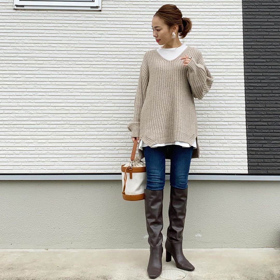 のインスタグラム：「ヒール履いて理想の身長😊 _____________________________ @argo_tokyo_official さんのダボッとニット🧶 ゆるっと感がかわいい😍❤️ @milaowen_official ロングブーツbrownもGET🙈🤎 t-shirt／#myu pants／ #rodeocrowns shoes／ #milaowen  pierce／#keimade ______________________________ #locari#mamagirl#大人カジュアル#ママコーデ#カジュアルコーデ#153cmコーデ#大人ファッション#アラフォーコーデ#プチプラファッション #シンプルコーデ #おちびコーデ#オトナカジュアル#ママファッション #大人コーデ #低身長コーデ #zaraコーデ#きれいめカジュアル#大人カジュアルコーデ #プチプラコーデ #カジュアルコーデ #カジュアル#ミディアムヘア#韓国ファッション#スキニー#オーバーサイズ#ロングブーツ#秋コーデ」