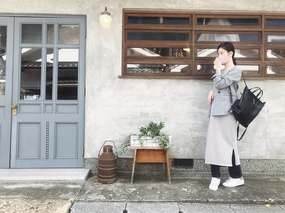 福井千佳さんのインスタグラム写真 - (福井千佳Instagram)「. . #紡木 ( @tumugi_ako )さんにて。 可愛い店先をお借りして。 . #coordinate#dayoff . . #赤穂 のアレコレと共に☺️ . one-piece @nanouniverse_official  pants/jacket @gu_global #gumania sneaker @stansmithonline  bag @fossil  . . 今週も、まんなか。 ノンストップでがんばろう！ . #model#fashionmodel#모델#和装モデル#webモデル#フリーランス#freelance#福井千佳#chika_fukui#インフルエンサー#beauty#おしゃれさんと繋がりたい#chika_fashion#handmadeaccessory#ハンドメイドアクセサリー#패션#좋아요#좋아요반사#좋아요환영#팔로우미#팔로미#뷰티스타그램#赤穂カフェ#赤穂ランチ#坂越カフェ」10月7日 7時35分 - chika291