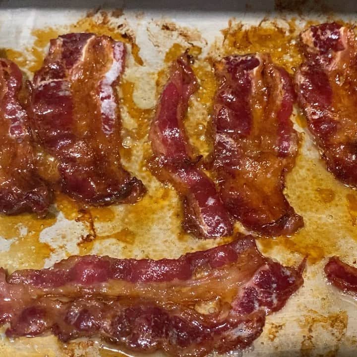 ケリスのインスタグラム：「It was all a dream.... no it's not , this can be you . CHERRY BOURBON INFUSED 100% PURE MAPLE SYRUP candied beef bacon . The boys requested BLT's . But you can candy everything ! Try ALMONDS , salmon, yams !!!! The options are you endless ! The fruity- ness of the cherries and the earthy Smokiness of the bourbon all drizzle goodness with pure maple 🍁 syrup. It's a treat with no guilt ! I love ! GOLD MINE LUX BOX . Go to bountyandfull.com we are restocked !!!!! #maple #maplesyrup #goodeating #cheflife #farmlife」