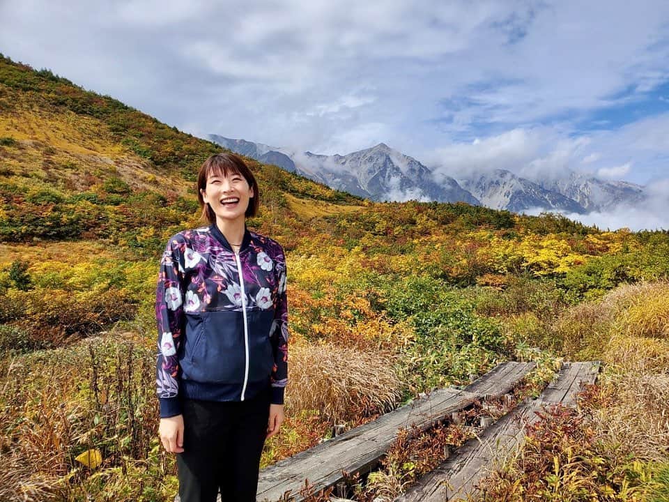 のインスタグラム：「🍁 こんなに早く山の紅葉が見られるなんて ビックリ＆嬉しぃーー🏔🍁😆‼️  #長野 #白馬村 #八方尾根 #八方尾根スキー場 #八方山 #絶景 #景色 #癒される #山 #自然 #紅葉 #北アルプス #リフレッシュ」