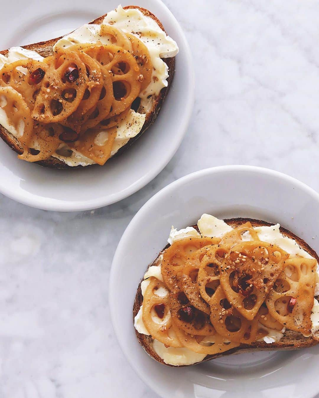 樋口正樹さんのインスタグラム写真 - (樋口正樹Instagram)「cheese toast . れんこんのきんぴらと カマンベールチーズを 石窯パンにのせ焼いた 和惣菜チーズトースト。 シャキッとした食感に とろりチーズが美味く 好きな組み合わせです。 . . パンと和の惣菜って意外にもよく合いますよね。きんぴらごぼう、ひじき煮、大学芋などもけっこう好きです。パンと組み合わせるときは汁気をよく切ってのせるのがポイントです。タカキベーカリーでは秋野菜を使った彩りのあるレシピを紹介してます。疲労回復や風邪予防にも効果的な食材で美味しく秋の免疫力アップをお勧めしてます。 👉@takaki_bakery_official . . #きんぴら #和惣菜 #惣菜パン #おかずパン #チーズトースト #石窯パン #免疫力アップ #風邪予防 #秋の味覚 #パン部 #チーズ好き #パンのある生活 #パン部 #パンスタグラム #パン大好き #パン好きな人と繋がりたい#takakibakery #cheesetoast」10月7日 7時37分 - higuccini