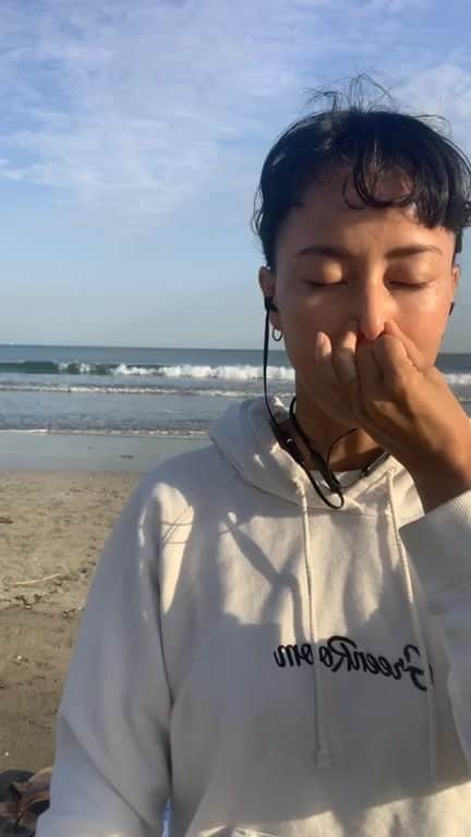 渋木さやかのインスタグラム：「⠀ 毎週水曜と土曜のショートあさ瞑想。 お天気で気持ち良かったぁ♡ ⠀ Findyourself のプログラムのひとつでもあるはじめてあさ瞑想。毎日の習慣がちょっと先の自分を作っていきます。  風の音と波の音すごくてごめんなさい。マイク買わないとかなぁ。 ⠀⠀ #呼吸とあさ瞑想 #findyourselfyoga」