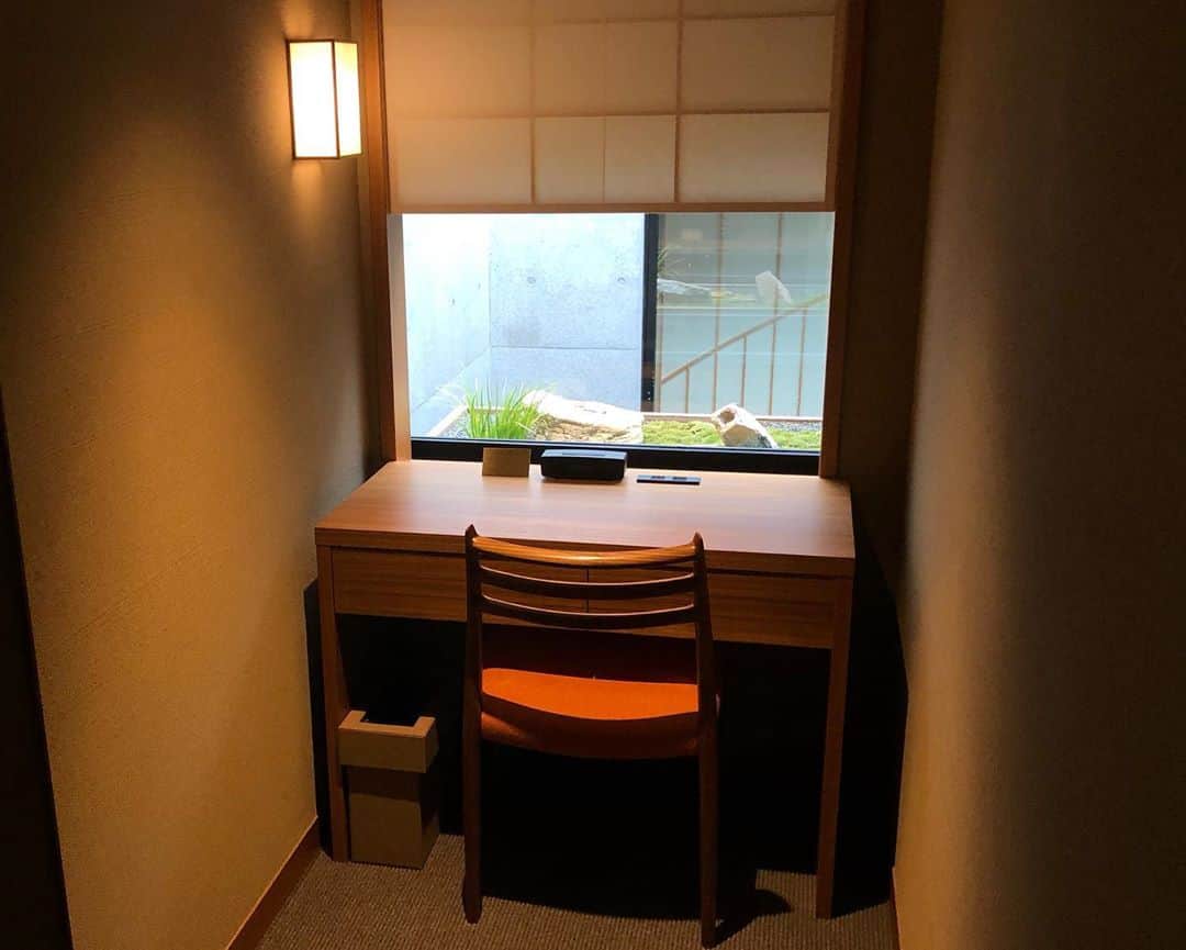 進藤やす子さんのインスタグラム写真 - (進藤やす子Instagram)「✳︎ ひらまつ京都 @the_hiramatsu_kyoto 、宿泊したのは一段下がったサロンスペースと書斎がある客室✨ . ジェットバス付きの広い浴槽や京都らしいアメニティも嬉しい🥰 . 朝はカウンター割烹のいずみ @izumi_hiramatsu_kyoto で。 炊き込みご飯はおかわり必至！朝から食べすぎ注意です笑 . . #進藤やす子の欲ばり週末旅ひらまつ京都編 #ひらまつ京都 #thehiramatsukyoto #thehiramatsu京都  #烏丸御池 #烏丸御池グルメ  #進藤やす子の欲ばり週末旅」10月7日 7時41分 - yasukoshindo
