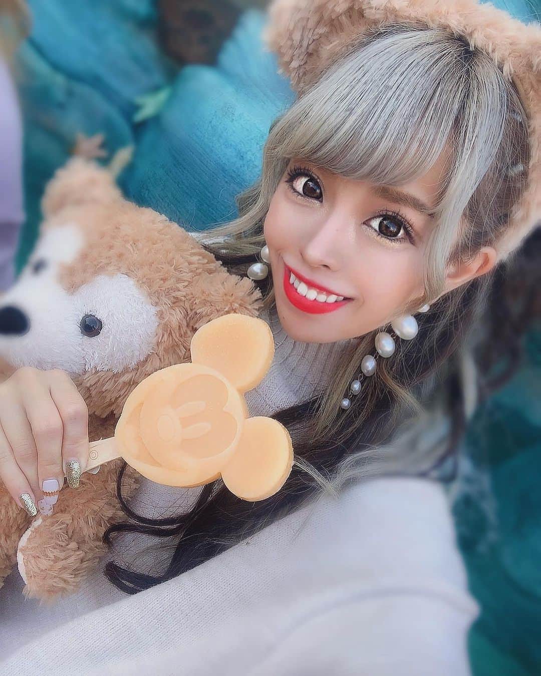 あんじゅのインスタグラム：「♡ ． いっぱい食べる君が好き？🤫💗 . テーマパーク行ったらいつもは チュロス2本は最低でも食べる🤫 食べ歩きだいすき(ﾉ)・ω・(ゞ) ． ．  #Burlesque #バーレスク #バーレスク東京 #大阪 #バーレスク大阪 #北新地 #六本木 #キャバ嬢 #ホスト #歌舞伎町 #ダンサー #Japanesegirl #自発ください  #ギャルメイク #グラビア  #金髪女子 #ギャル #加工厨 #ジャニオタ #スレンダー #エロ可愛い #ビキニギャル #撮影会 #雰囲気好きな人いいね #自撮り界隈 #1mmでもいいなと思ったらいいね #被写体  #ディズニーシー #ダッフィーコーデ #tds」
