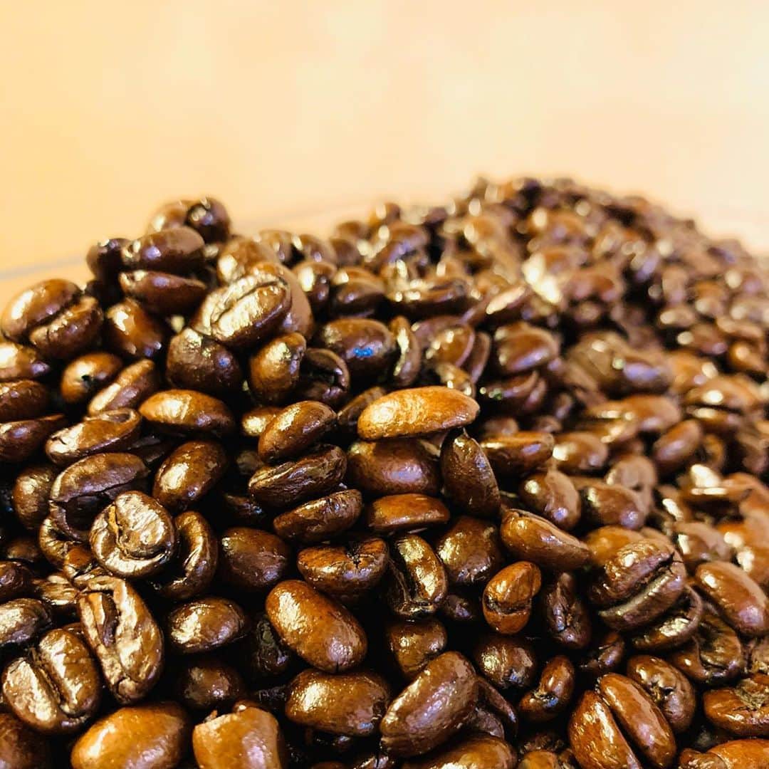 AMAZING COFFEEさんのインスタグラム写真 - (AMAZING COFFEEInstagram)「. ☕Good Morning☕ . コーヒー豆からいい香りが漂ってきますね…🤔✨ 本日もバリスタがみなさんに"AMAZING"な"COFFEE"をお届けします💁🏻‍♂️ . 一口飲むとつい、「AMAZING〜🤤」と言ってしまうかも…🤫 . #AMAZINGCOFFEE #AMeCO #アメコ #Coffee #Espresso #バリスタ #AMAZING」10月7日 8時00分 - amazing_coffee_official