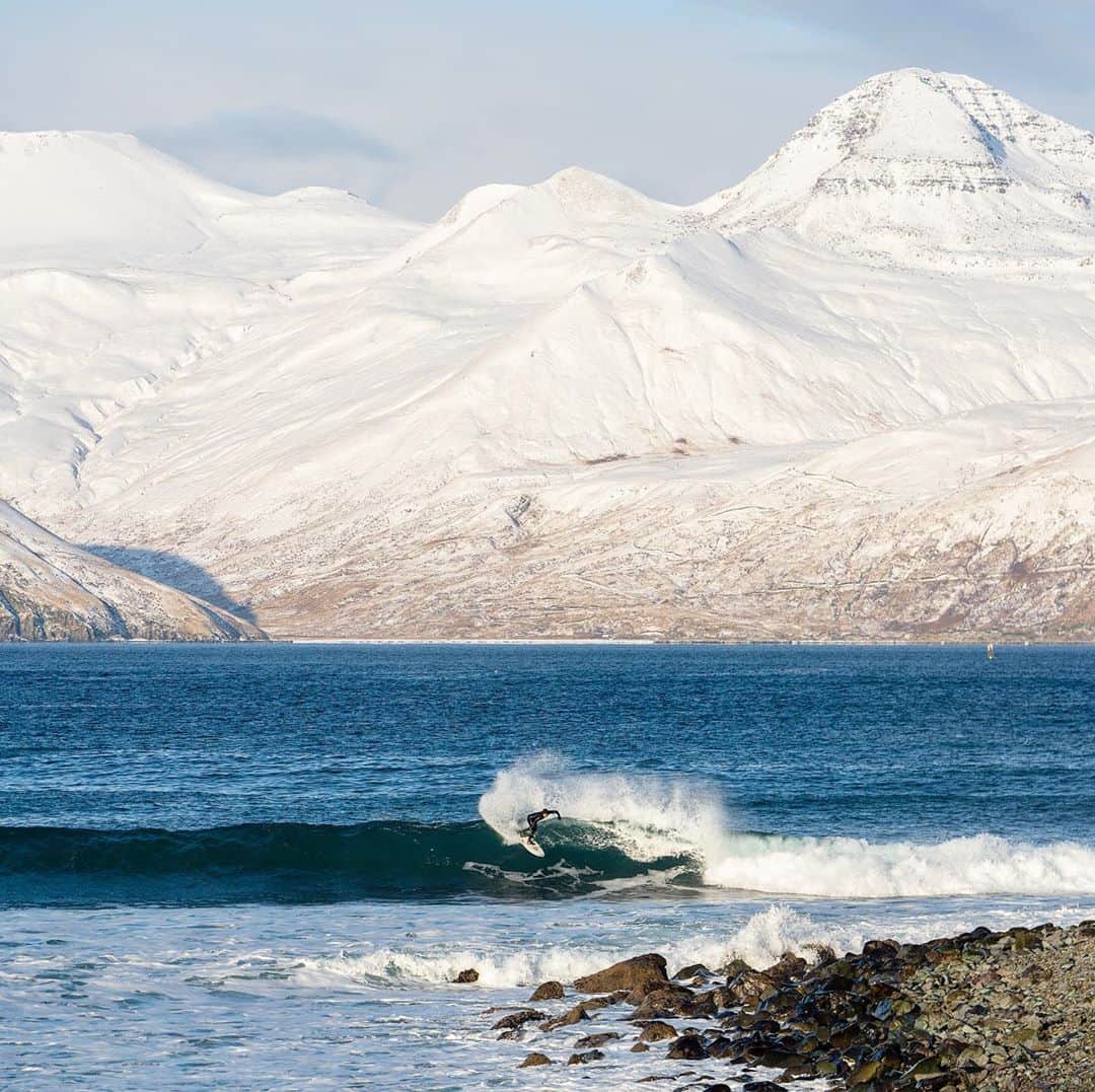 クリス・バーカードのインスタグラム：「How far would you go to chase a legend? ‘Arc of Aleutia’ is a new film that dives deep into the story of a military veteran who discovered a remote wave on an even more remote island after his service in the 70’s. The lore of this place & story has drawn many a willing travelers in search of ...well...solitude mostly.  Excited for a sold out pre-release premier tonight at @thecampoc @roark  @_ryanhill_ @natezoller」