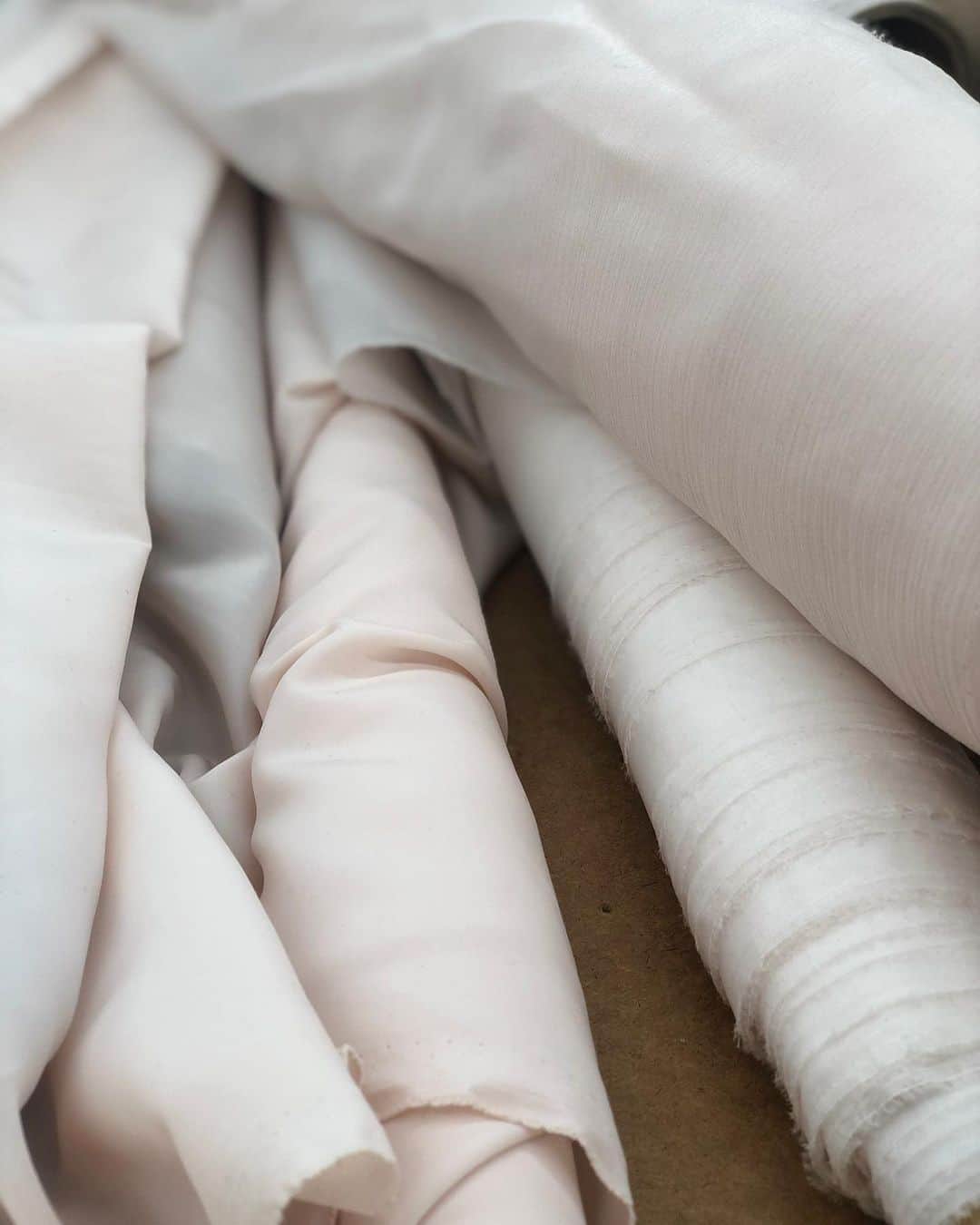 レベッカテイラーのインスタグラム：「New fabrics for fall.」