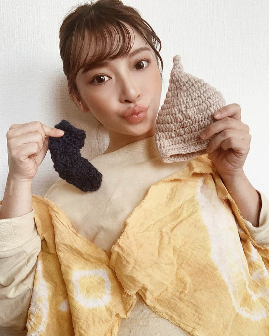 のインスタグラム：「* * * 最近モノづくりにはまってる😊☀️ 玉ねぎの皮染め🧅したり、 赤ちゃんのメリー🦄☁️作ったり、 👶🏻の帽子や靴下の編み物したり🧶😌🎵 笑えるくらい下手やけど〜🤣🤣 * * * #玉ねぎ染め#玉ねぎ#エコ#eco#編み物#編み物初心者#編み物部#縫い物#裁縫#マタニティーフォト#matanityphoto#初マタ#マタママ#プレママ#プレパパ#マタニティ#matanity#pregnant#妊婦#マタニティ#ぷんにー#ぷんにーらいふ#妊娠9ヶ月#11月出産予定#第一子妊娠中#男の子ママ予定#物作り#手作り#ハンドメイド」