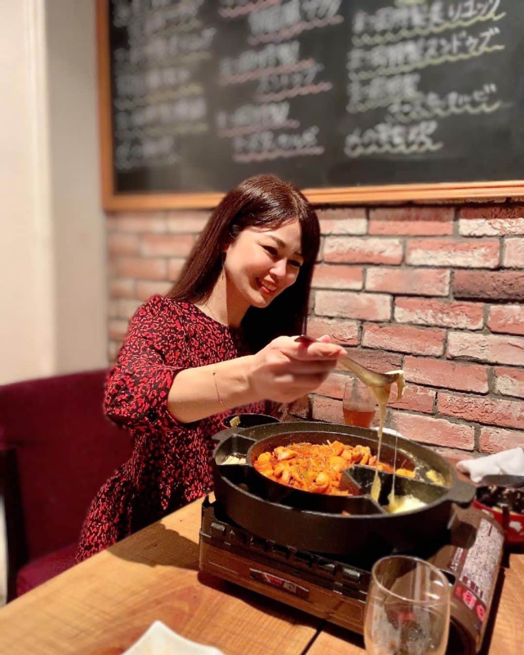 國分晴奈さんのインスタグラム写真 - (國分晴奈Instagram)「❤︎ 愛ちゃんとチーズダッカルビを食べに六本木の @matsuoka_dining へ♪  韓国料理の中でも大好きなスンドゥブとチーズダッカルビ🧀  どちらも絶品でしたー♡♡♡  チーズダッカルビはすっごく辛そうに見えますが程良い辛さで、熱々のトロトロチーズと卵焼きを乗せて食べるスタイル✨  甘辛のチキンとチーズの組み合わせ🤣 がたまらなく美味しかったです😆  愛ちゃんは最初あんまりお腹空いてないかもって言ってたけど、あまりの美味しさに完食🤣美味しかったもんね。  愛ちゃんと久しぶりにゆっくりお話出来たし、ご飯も美味しくて楽しい夜でした♪  なんだろう、、この前行ったばかりなのに写真見てたらまた食べたくなってきちゃった😂  #まつ岡#チーズダッカルビ#スンドゥブ#純豆腐#六本木韓国料理#韓国料理#六本木グルメ #韓国グルメ #グルメスタグラム #トリドリベース#pr」10月7日 8時06分 - haruna.kokubun