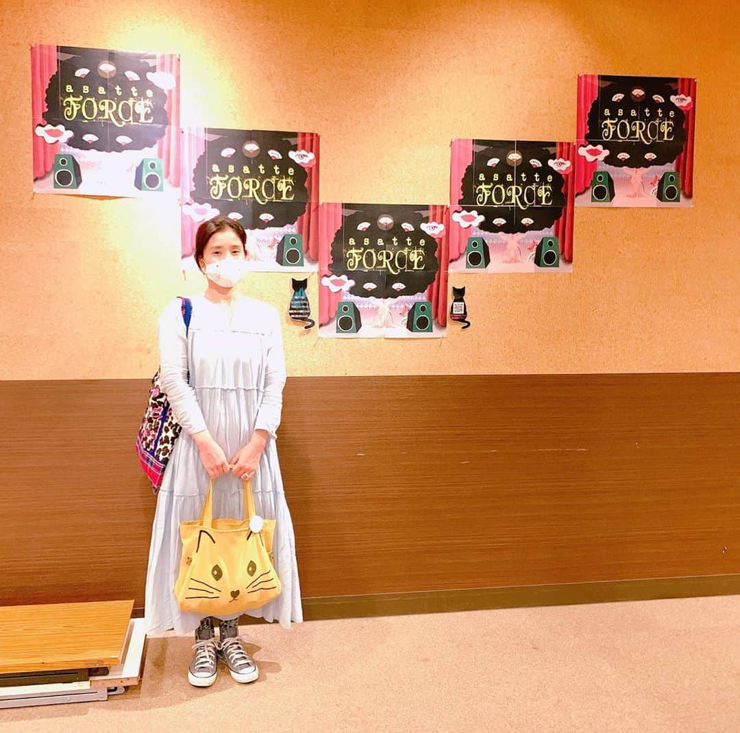 のインスタグラム：「きのうは「徹子の部屋」 ご覧いただきまして、ほんとうにありがとうございました😚 父からの手紙についてですが 48にもなって父から 「メシよく噛んで食えよ」と言われたら どう返事をしたら良いのでしょう…😩😩😩 さて、気を取り直して！ きのうは18日に本多劇場で行われる assatte FORCEの 「ピエタ　リーディング」の本読み&衣装合わせ&軽く場当たって参りました✊🏻💦㊗️🥶🍀 憧れすぎの小泉今日子センパイにお会いするのは 胃が痛くなるほど緊張しましたが おはようございます、よろしくお願いします、楽しみにしてます と、とても丁寧なご挨拶をしてくださり感激しました😭 むかしお会いした時 わたしはまだ赤ちゃんだった長女を抱っこしていて あの時のお人形さんみたいな女の子、幾つになったの？ とも聞いてくださって😭😭😭 「じゅ、じゅうななさいですっ したのこはじゅうごさいですっ」 と答えるあたい😭 わー。もう17年も経ったんだねーお父さん嫌われてない？ 「お母さんが嫌われてますっ」 もういいですね… とにかく緊張した、というわけです💦💦 小泉さん、峯村さんと三人揃えるのは きのうの1日だけ😭 次は18日の本番当日です💦 それまで、ご迷惑お掛けしないよう 自主練に励みます✊🏻✊🏻✊🏻✊🏻✊🏻‼️ 18日の千秋楽まで、日替わりで色んな演目をお楽しみいただけます☺️ 入り口には検温機や消毒のシュッシュ🤲🏻 客席にはパーテーションを付けて 市松でお座りいただきます こんな状況ではありますが わたしたちも出来る限りの感染予防対策をして みなさまにお会いできることを 楽しみにしています！ どうぞおいでくださいね！ #ピエタリーディング #asatteforce #台本カバーは小泉センパイのお手製😭😭😭」
