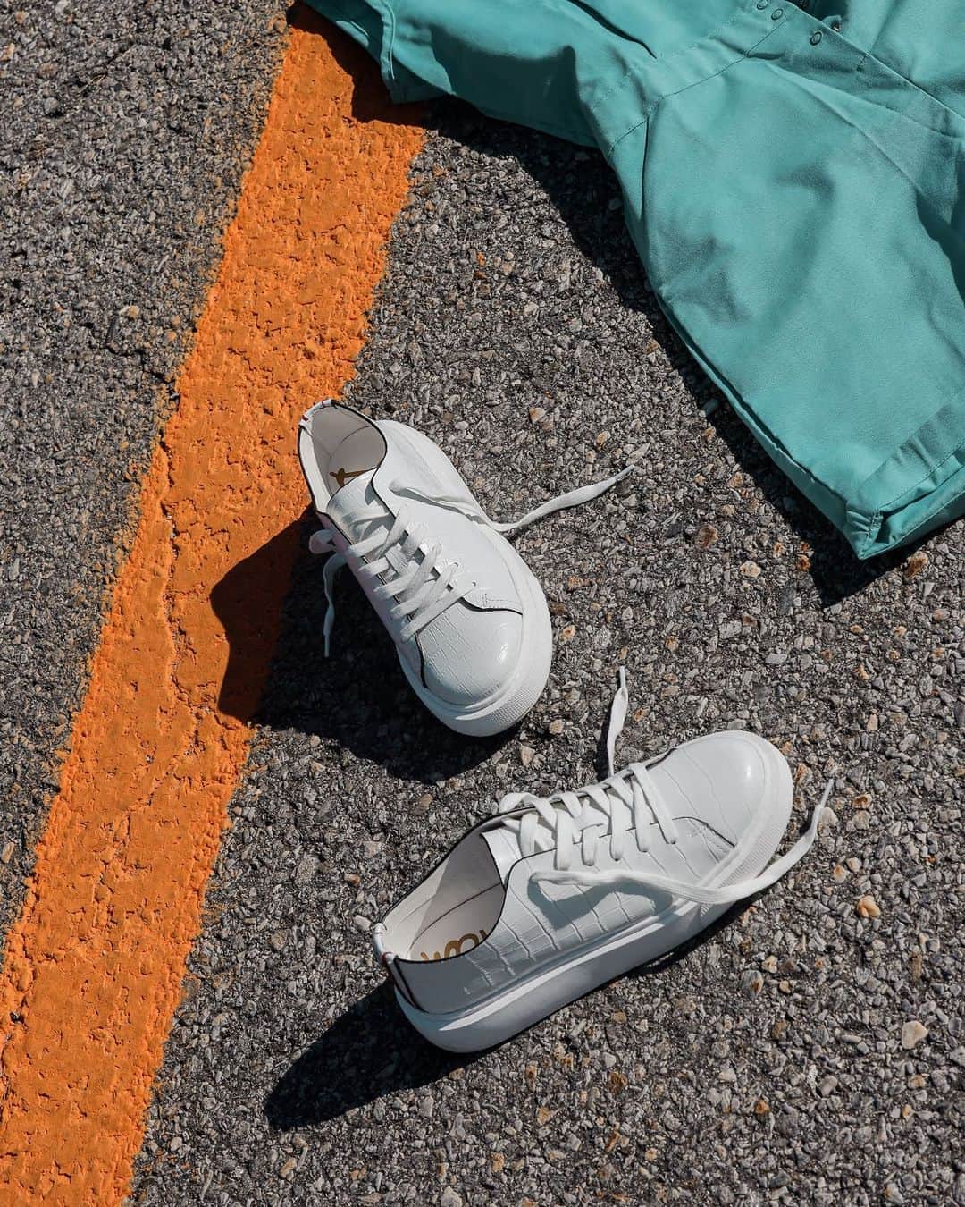 サムエデルマンのインスタグラム：「White sneakers with a twist.  Tap to shop THE ARGO in Bright White Croco.   #SamEdelman #Fall2020 #ForcesOfNature」