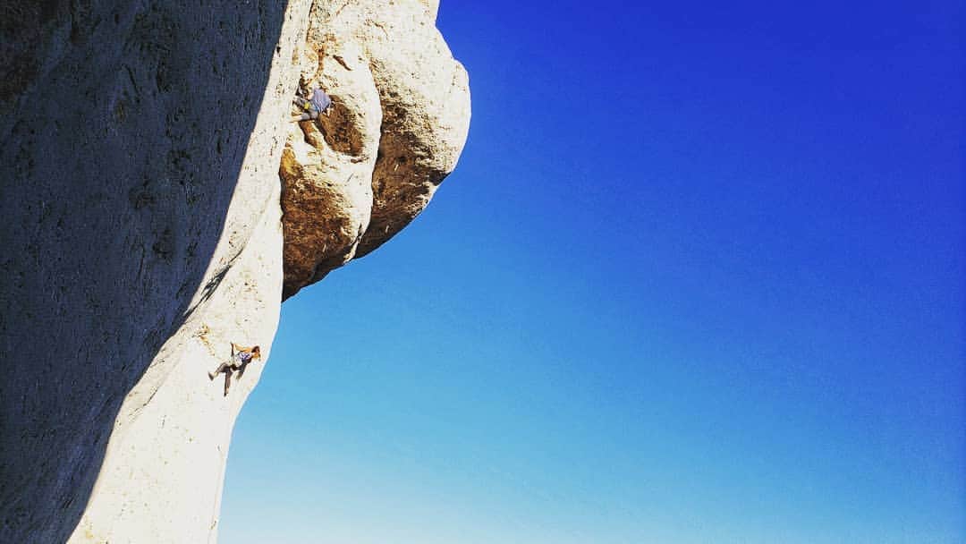 ペイジー・クラッセンのインスタグラム：「@meaganmartin89 climbing on the moon 🌕. We spent the last week climbing around the Lander area, shooting the Downlight 2.0 jacket 🧥 for @eddiebauer and just having an all around lovely time with a friend I don't get to see often enough. Our climbing styles couldn't be more different, which means there's a lot we can learn from climbing together. Meagan's creativity in solving big moves by launching herself through the air without hesitation is 🤯...a skill I'd love to learn.  💙 those big open Wyoming skies, and the priviledge of spending time safely in wide open spaces. Can you spot @arjandekock snapping photos up on the wall?」