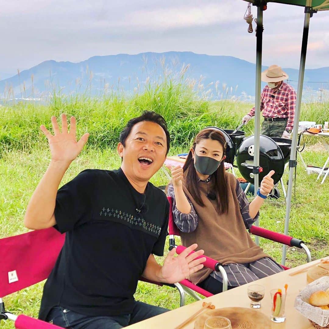 常盤よしこのインスタグラム：「. 今夜の週刊山崎くんは 2時間スペシャル〜♫ 木村アナと阿蘇の秋を満喫してきました。 お楽しみに〜❤️  #rkk #週刊山崎くん #食欲の秋 #バイカーの人必見弁当 #阿蘇駅にウソップいた #米塚の中に入れるんだって #贅沢すぎるbbq  #秋の阿蘇は最高」